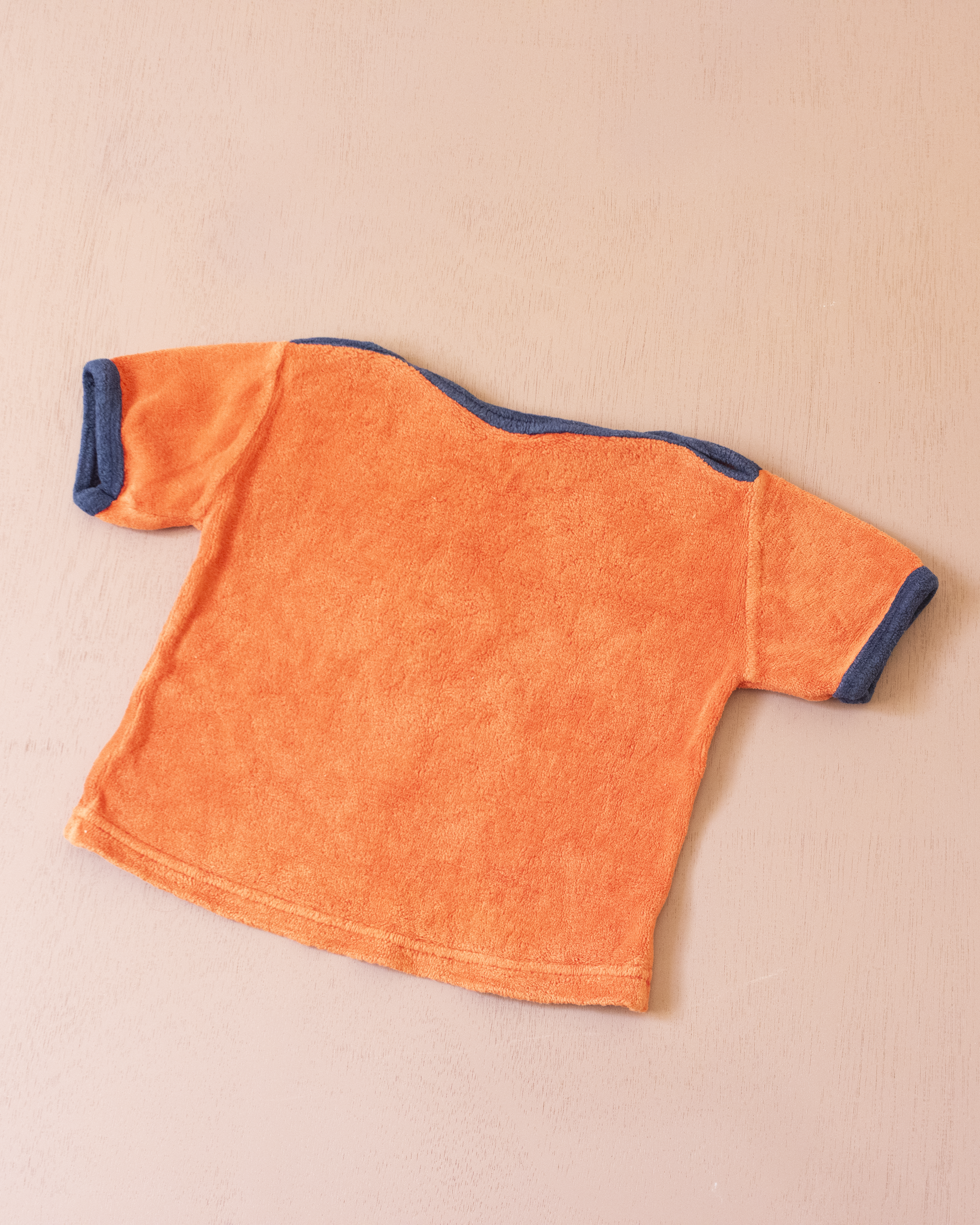 חולצה נוסטלגית מבד מגבת עם ילד רכוב על דולפין | 12-18 חודשים