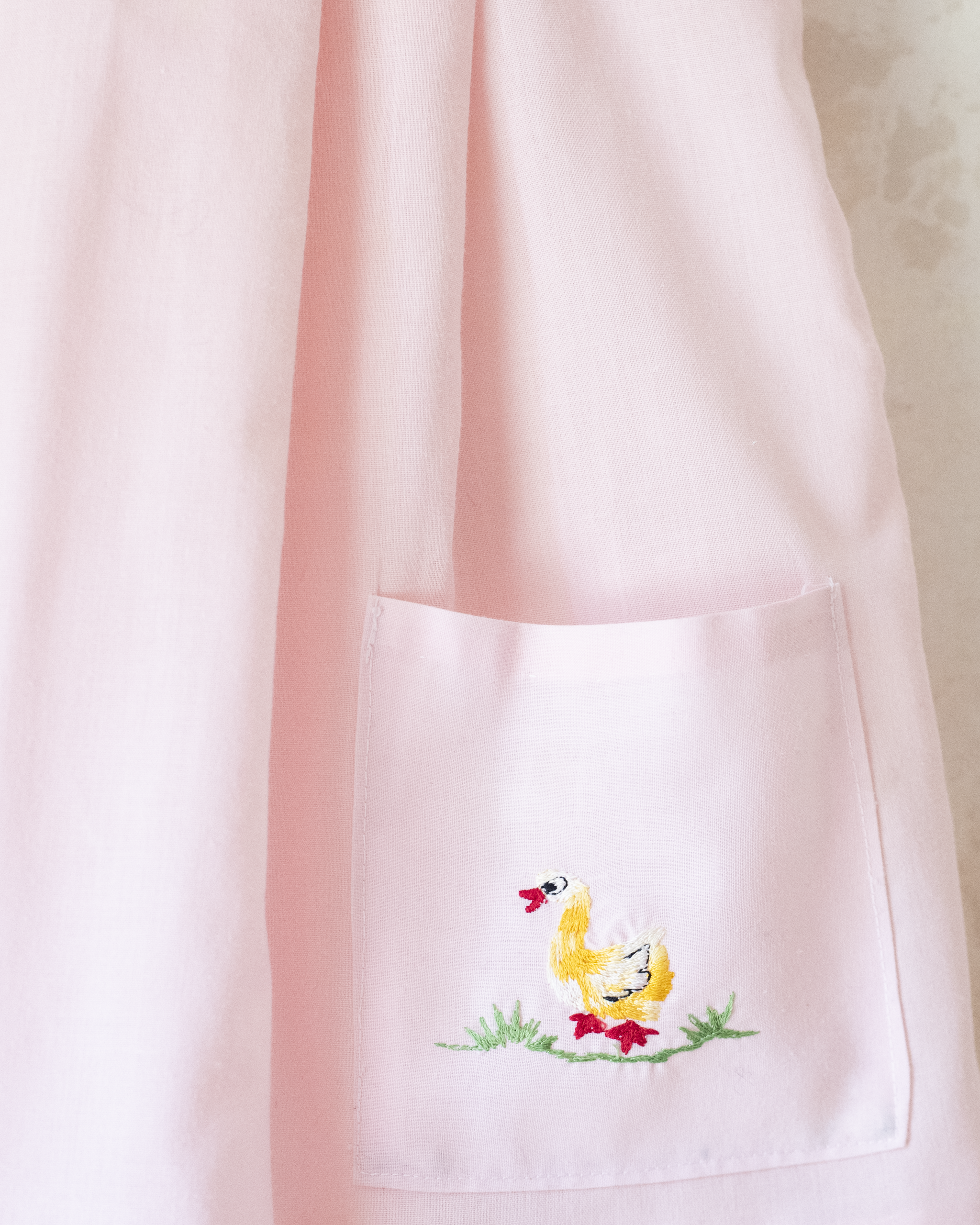 שמלה ורודה עם רקמת ברווזים ופרחים | 18-24 חודשים