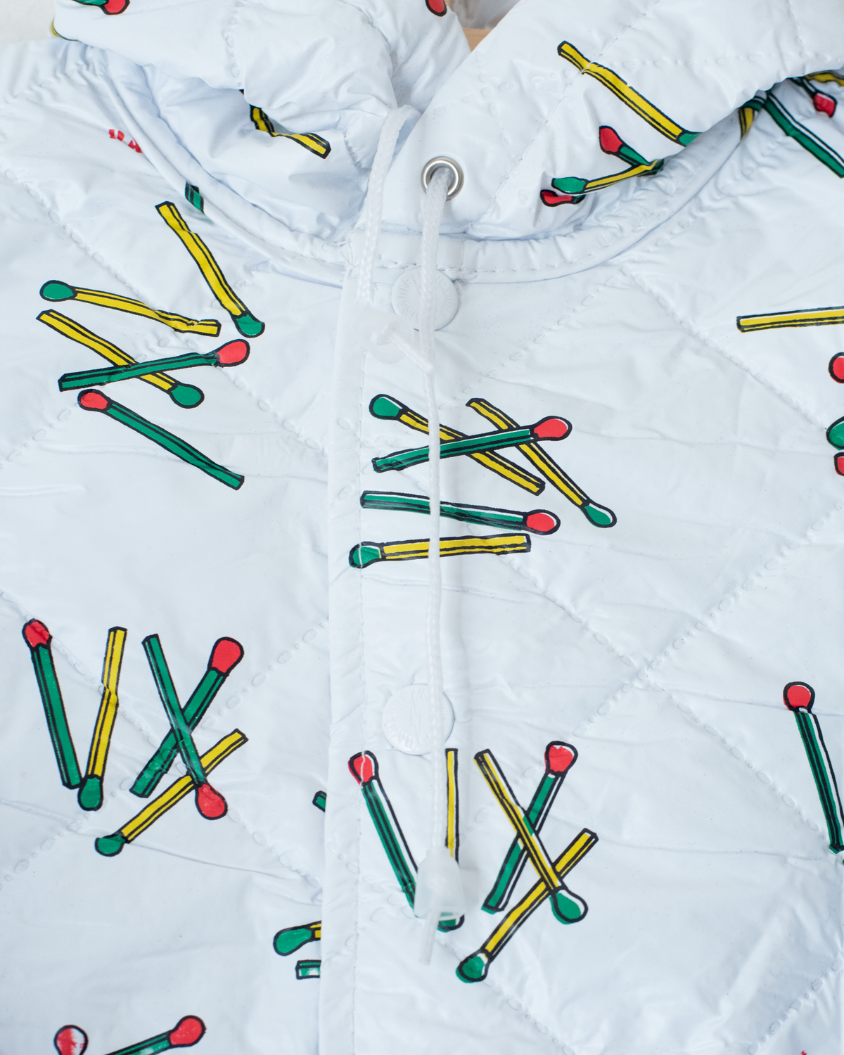 White raincoat with matches | 7-8 years