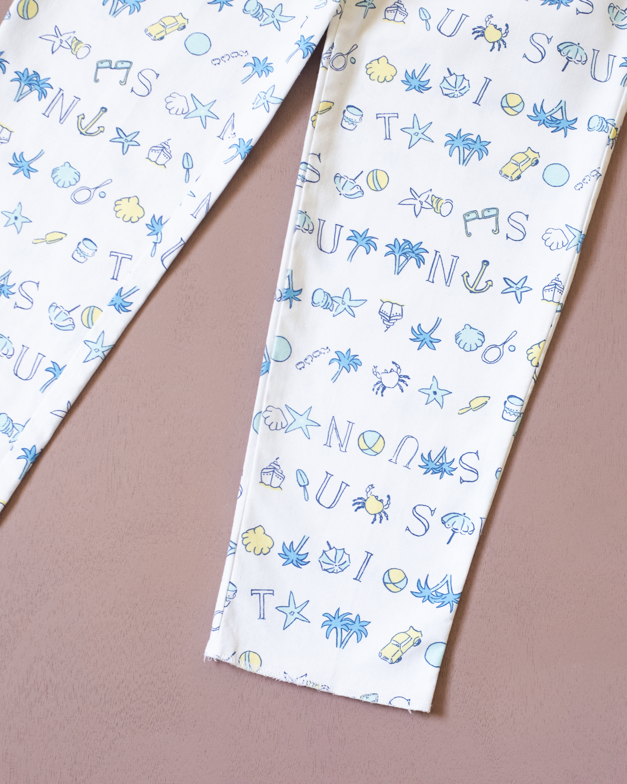 מכנסים לבנים ארוכים עם הדפסי קיץ | 7-8 שנים