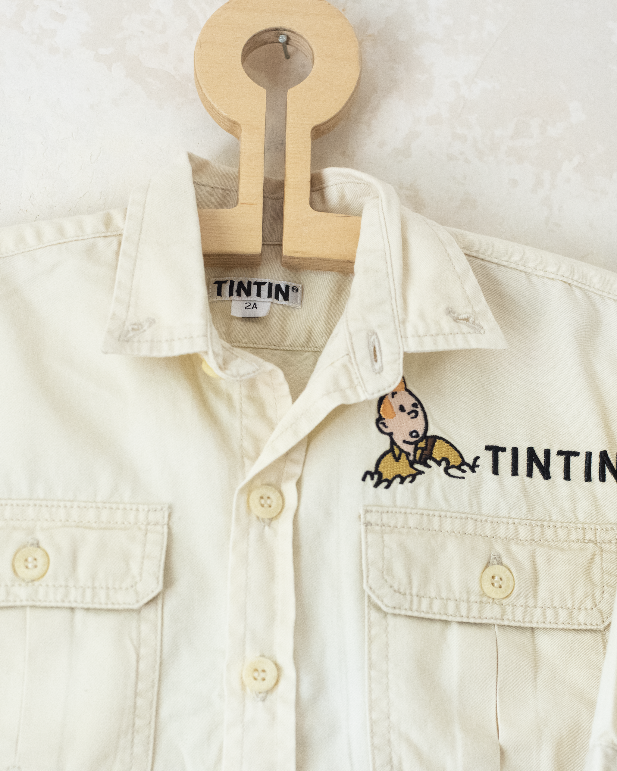 חולצת חאקי בהירה עם רקמות של טינטין | 18-24 חודשים