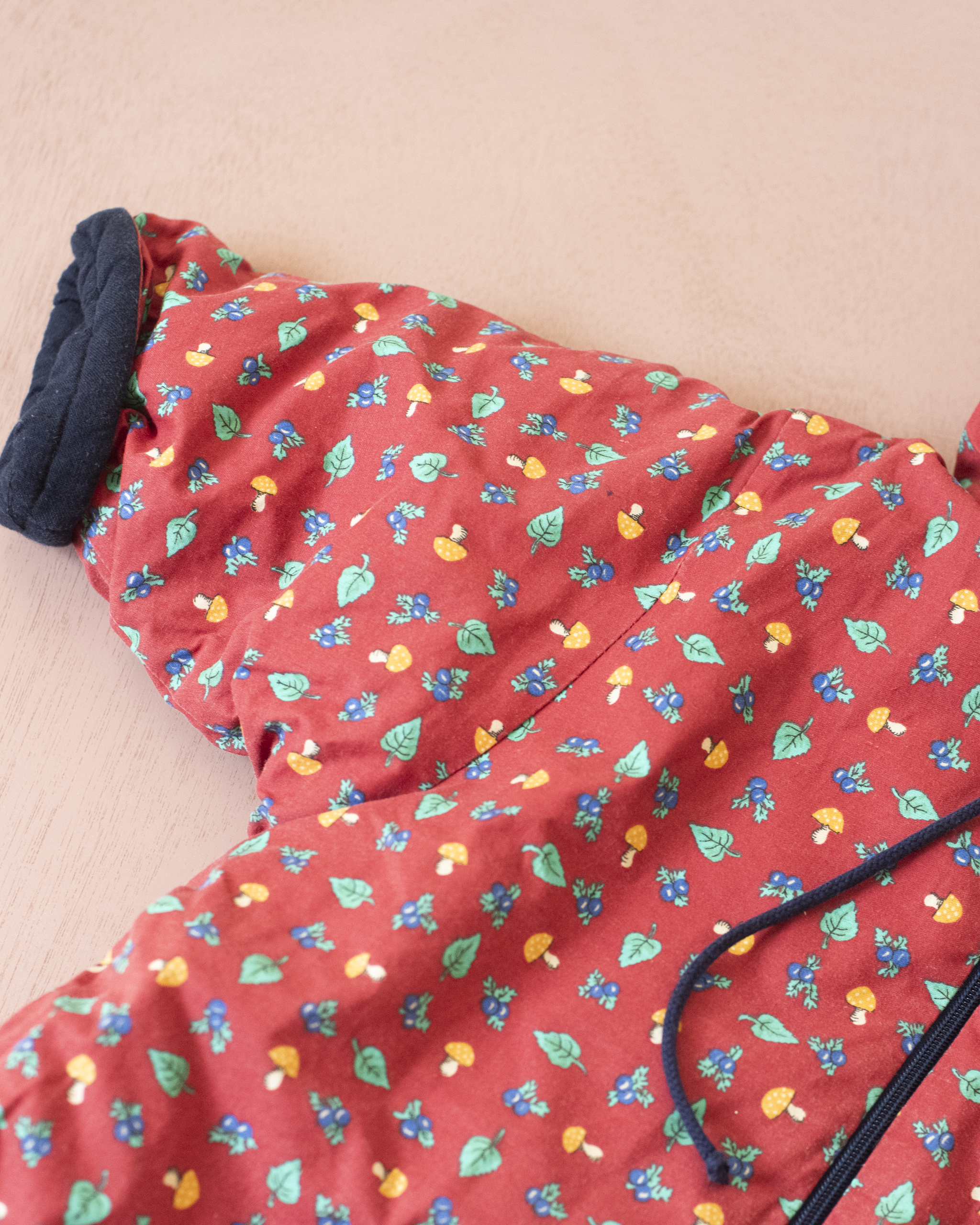 חרמונית אדומה עם הדפסי יער | 18-24 חודשים