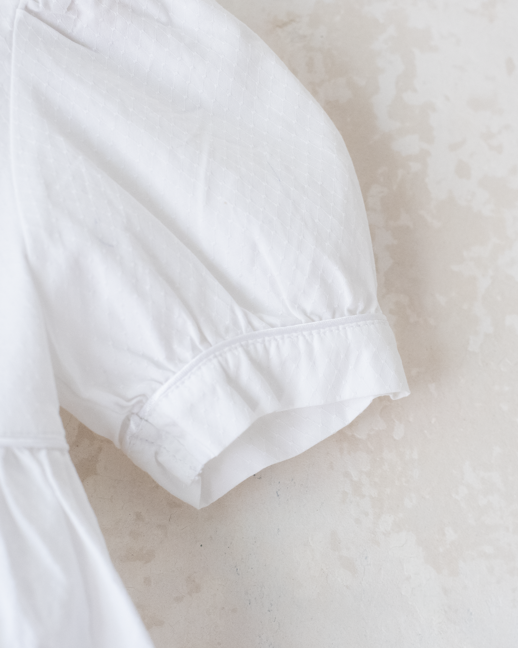 שמלה לבנה מבית איב סאן לורן עם צדפות רקומות | 12-18 חודשים