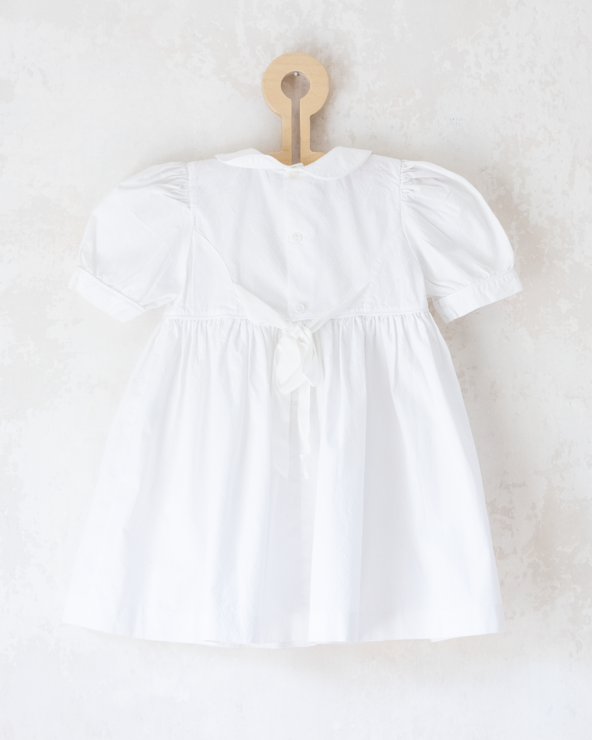 שמלה לבנה מבית איב סאן לורן עם צדפות רקומות | 12-18 חודשים