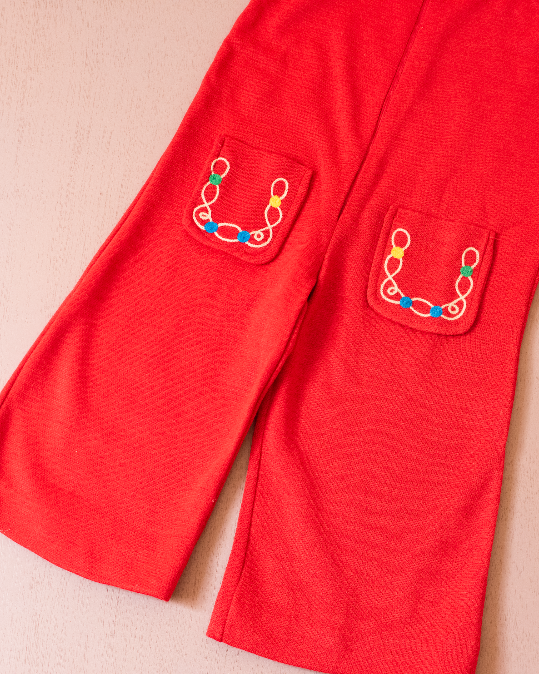 אוברול סרוג אדום עם רקמה צבעונית | דד סטוק צרפתי מהסבנטיז | 18-24 חודשים