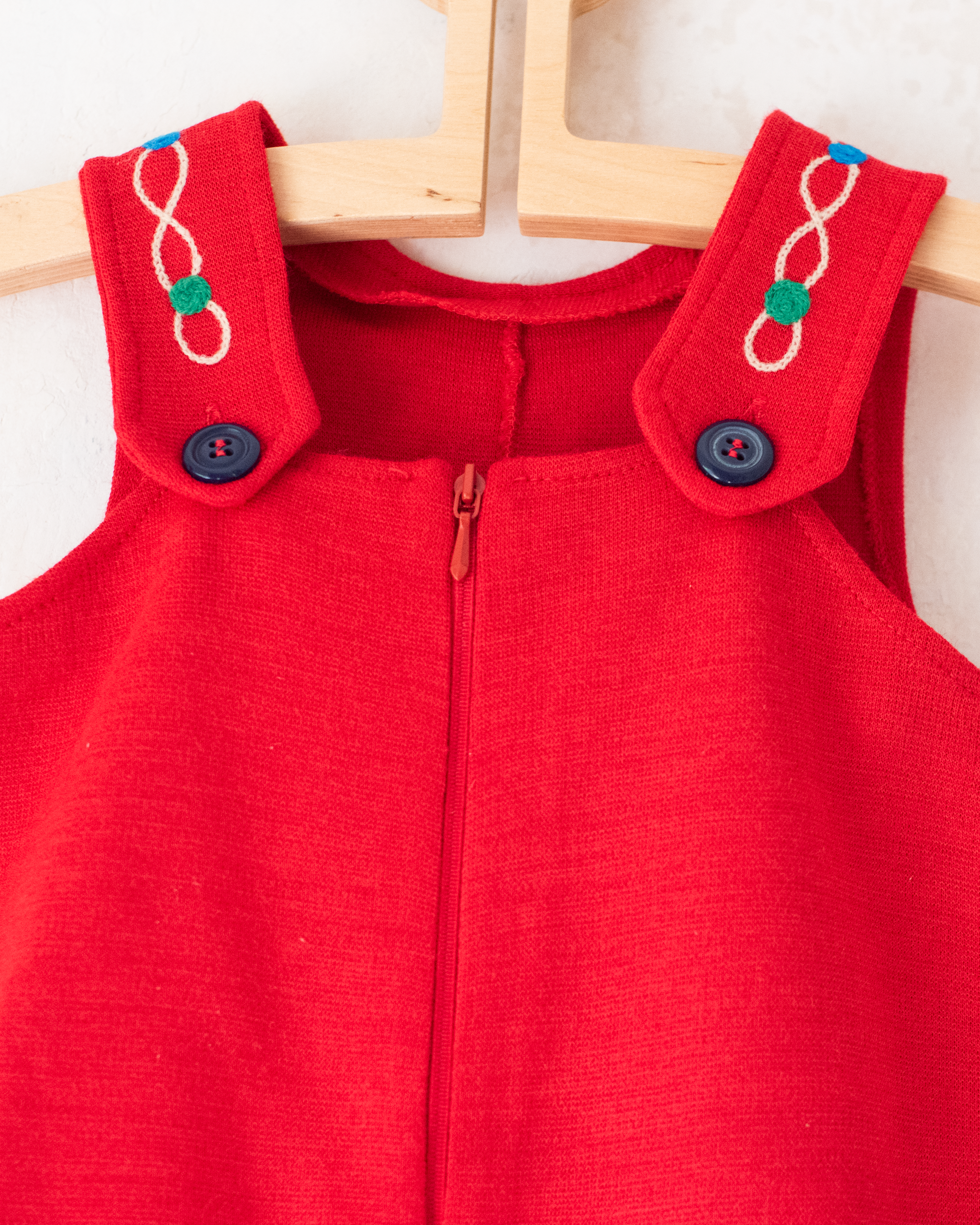 אוברול סרוג אדום עם רקמה צבעונית | דד סטוק צרפתי מהסבנטיז | 18-24 חודשים