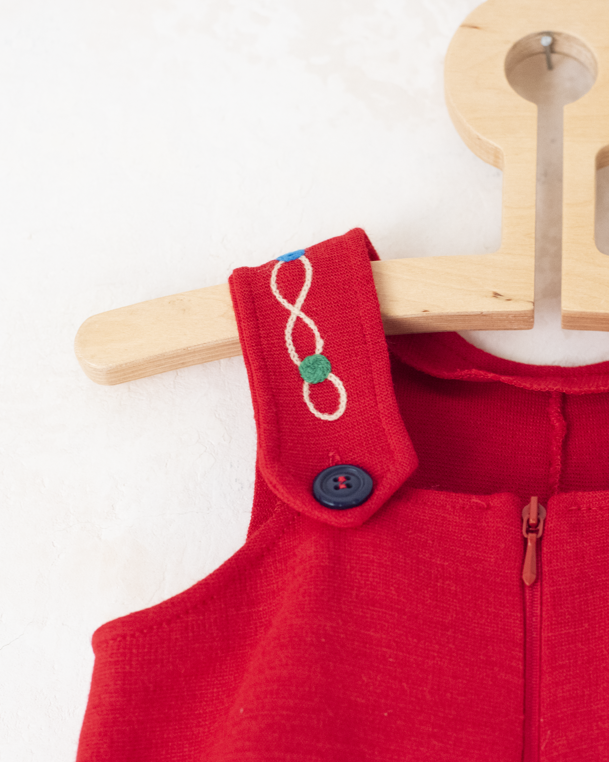 אוברול סרוג אדום עם רקמה צבעונית | דד סטוק צרפתי מהסבנטיז | 18-24 חודשים