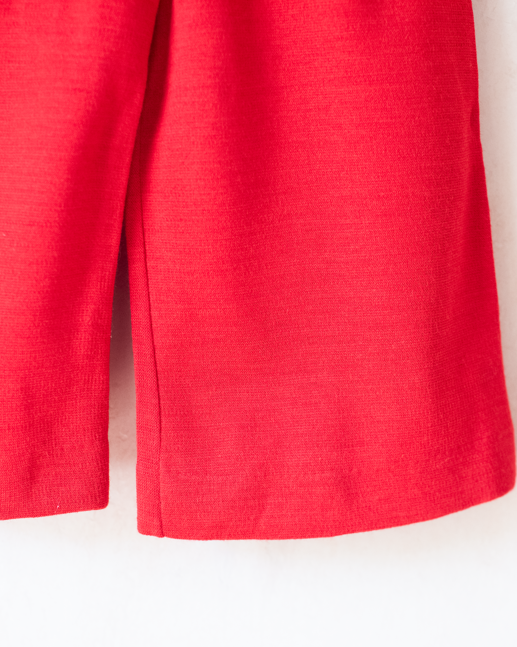 אוברול סרוג אדום עם רקמה צבעונית | דד סטוק צרפתי מהסבנטיז | 18-24 חודשים