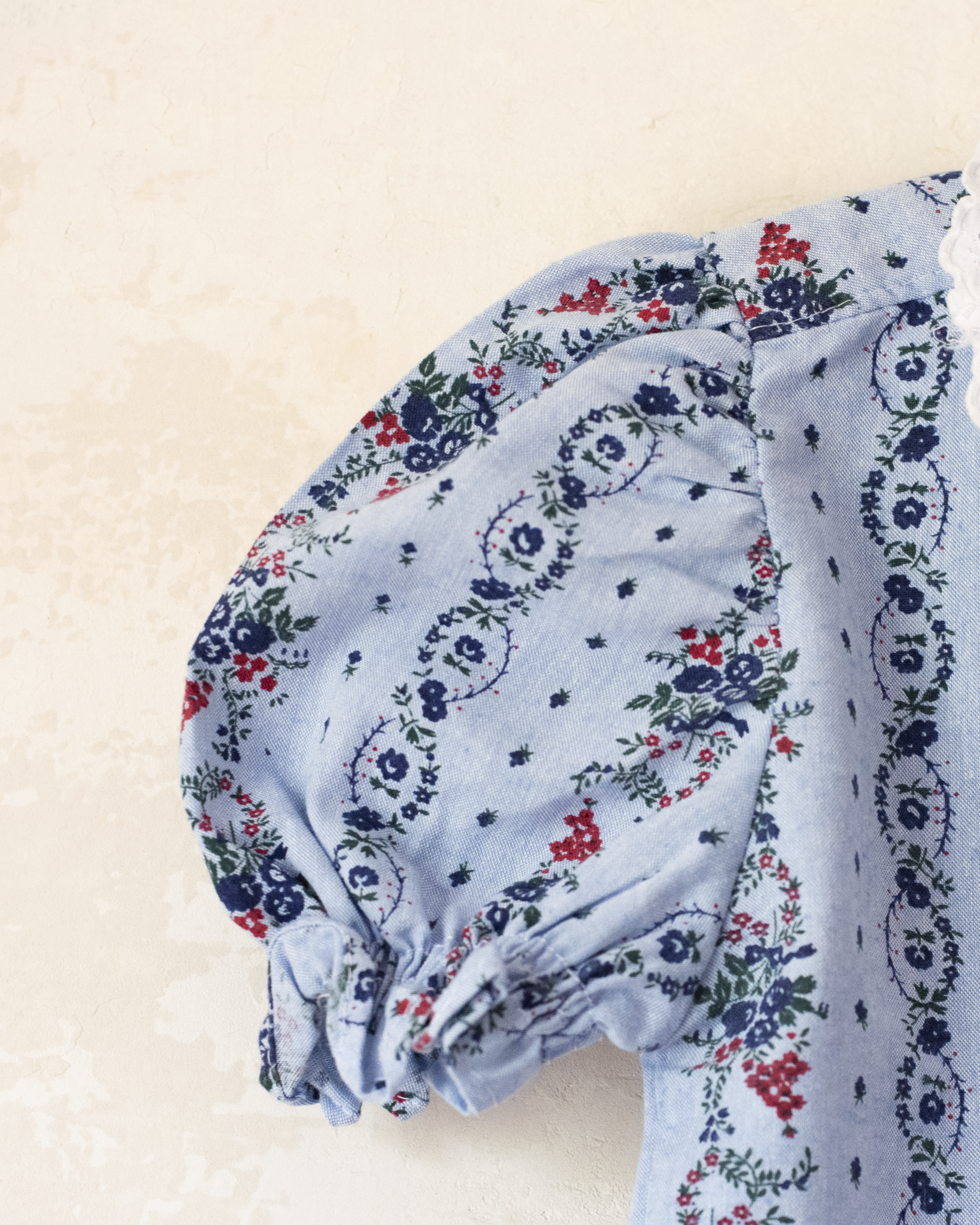 חולצה פרחונית מכופתרת עם תחרה | 3-4 שנים