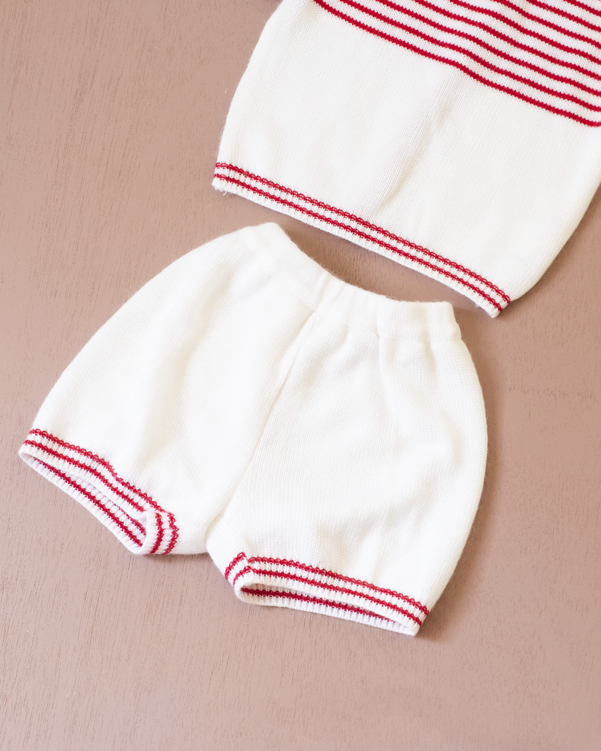 סט סרוג קצר בלבן ואדום | 6-9 חודשים