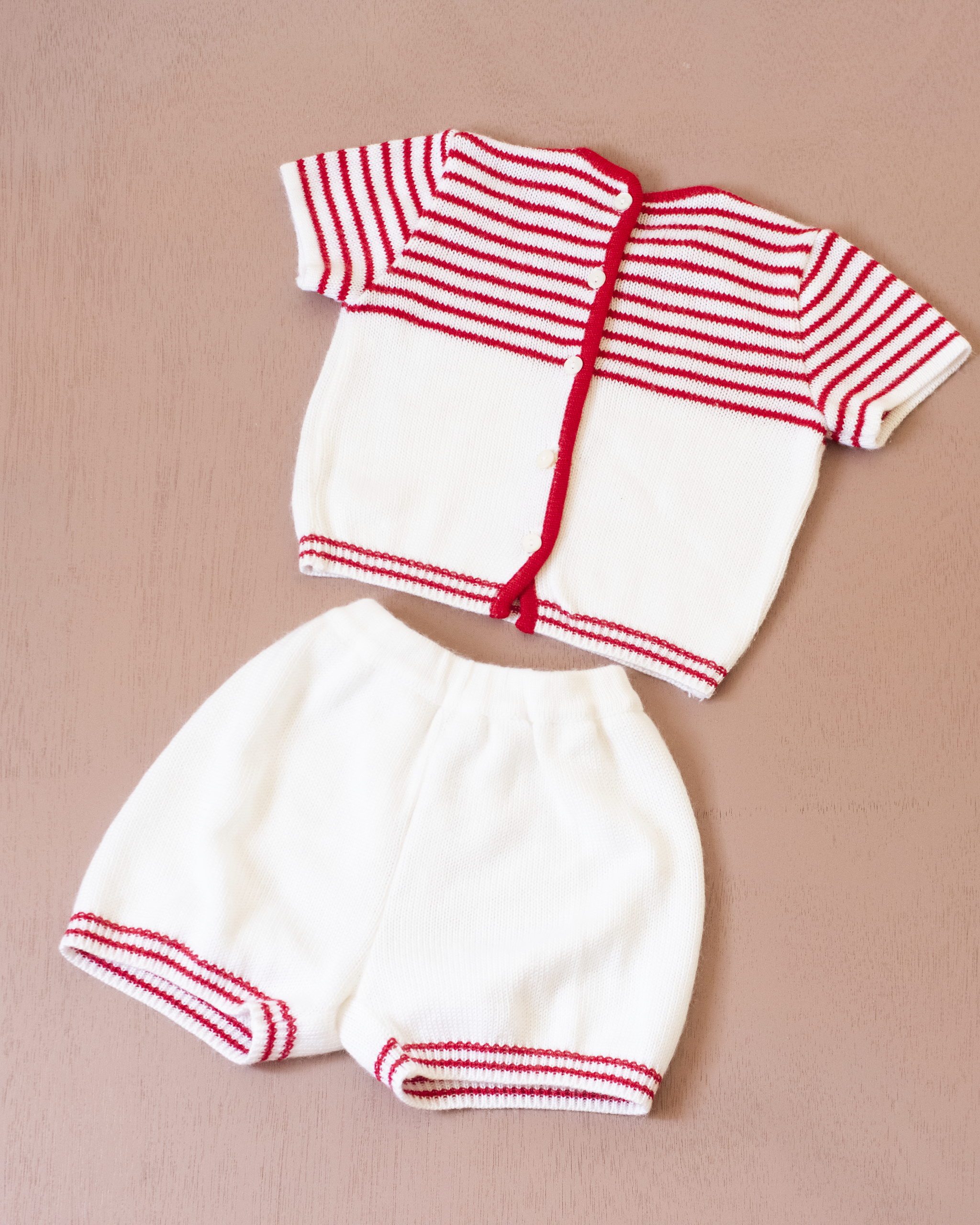 סט סרוג קצר בלבן ואדום | 6-9 חודשים