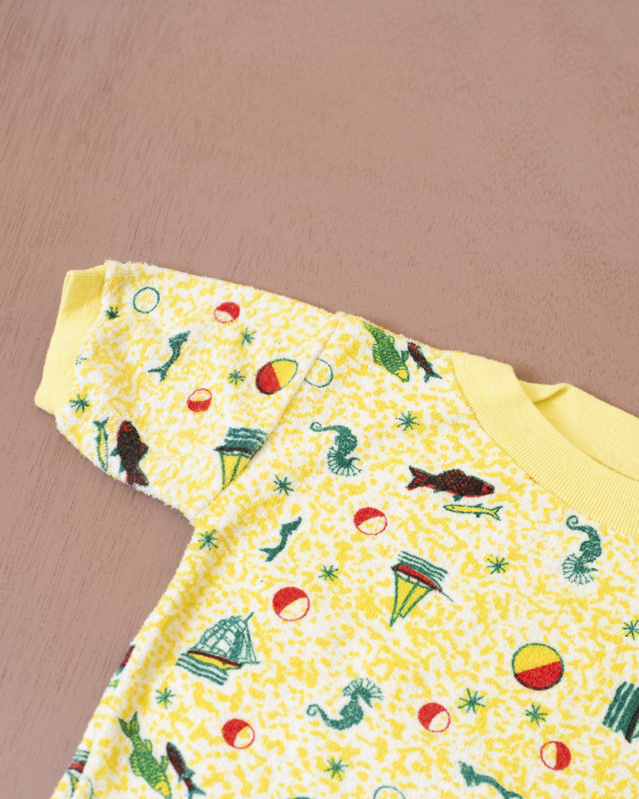 טישירט צהובה מבד מגבת עם הדפסי קיץ | 2-3 שנים