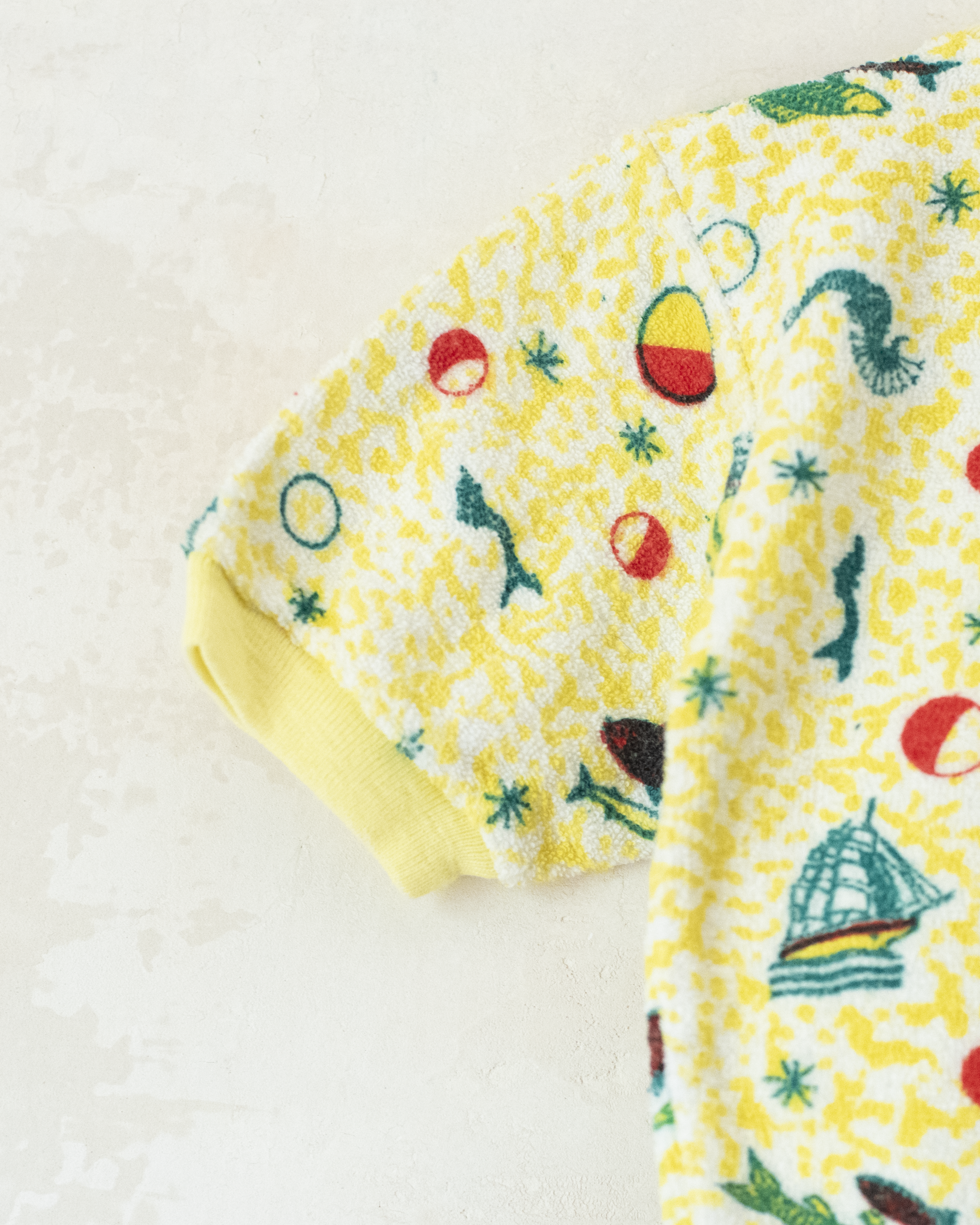 טישירט צהובה מבד מגבת עם הדפסי קיץ | 2-3 שנים