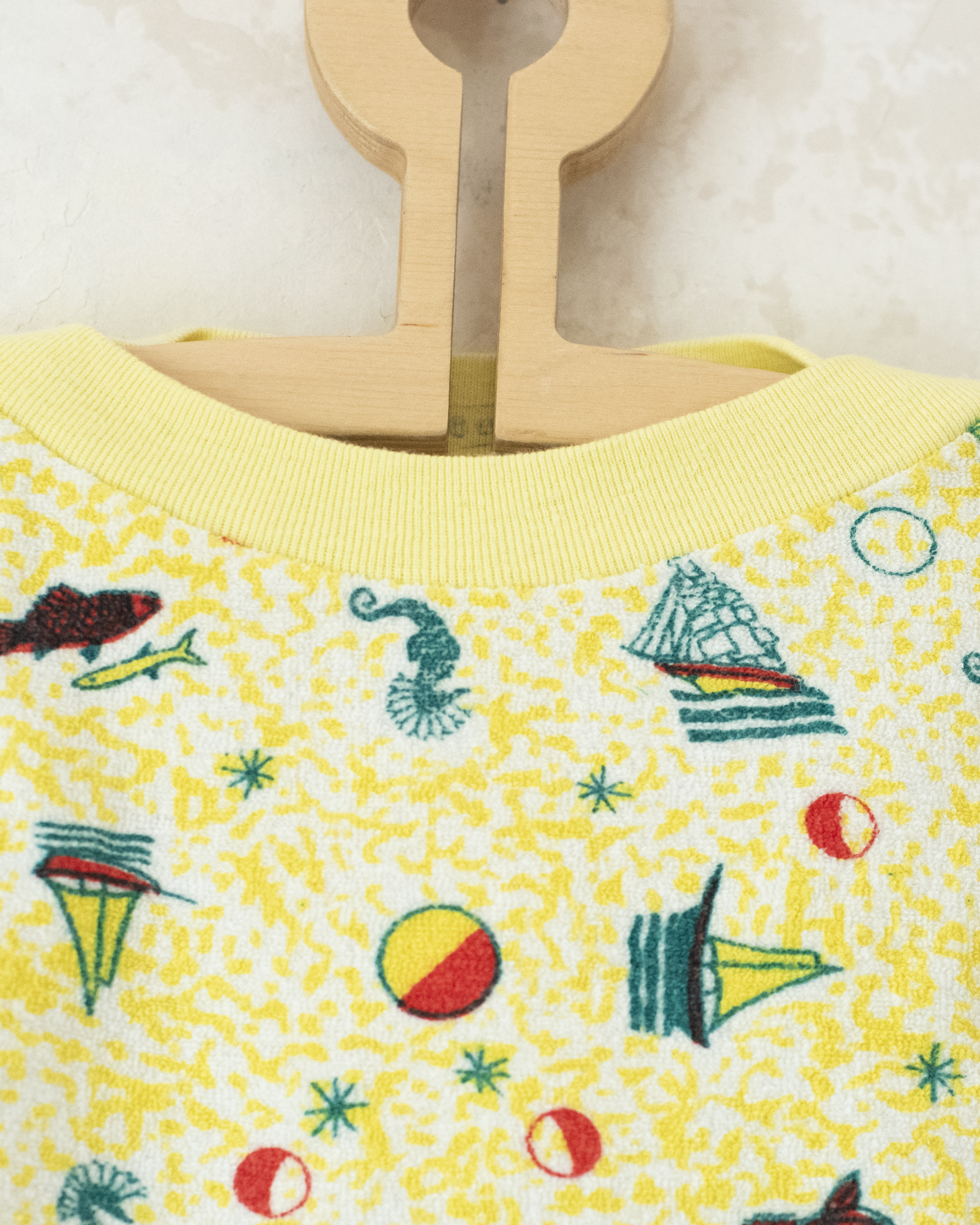 טישירט צהובה מבד מגבת עם הדפסי קיץ | 2-3 שנים