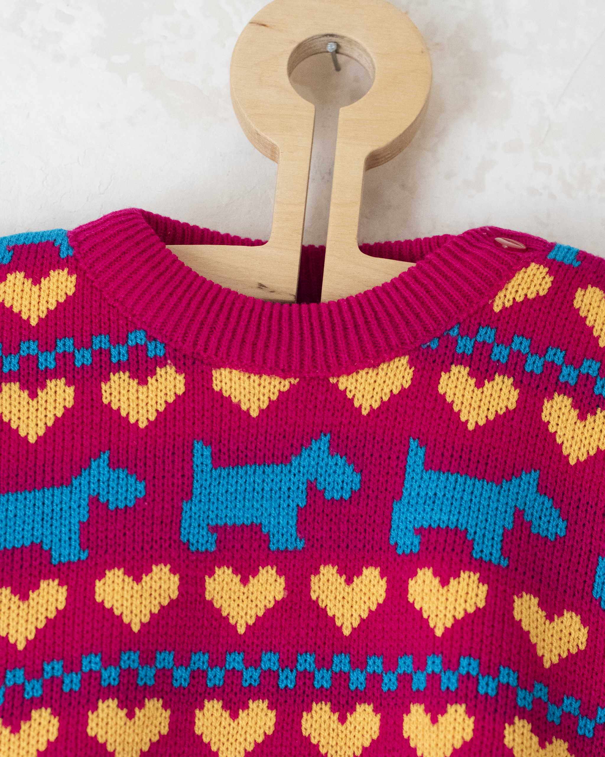 סריג ורוד עם שנאוצרים ולבבות | 12-18 חודשים