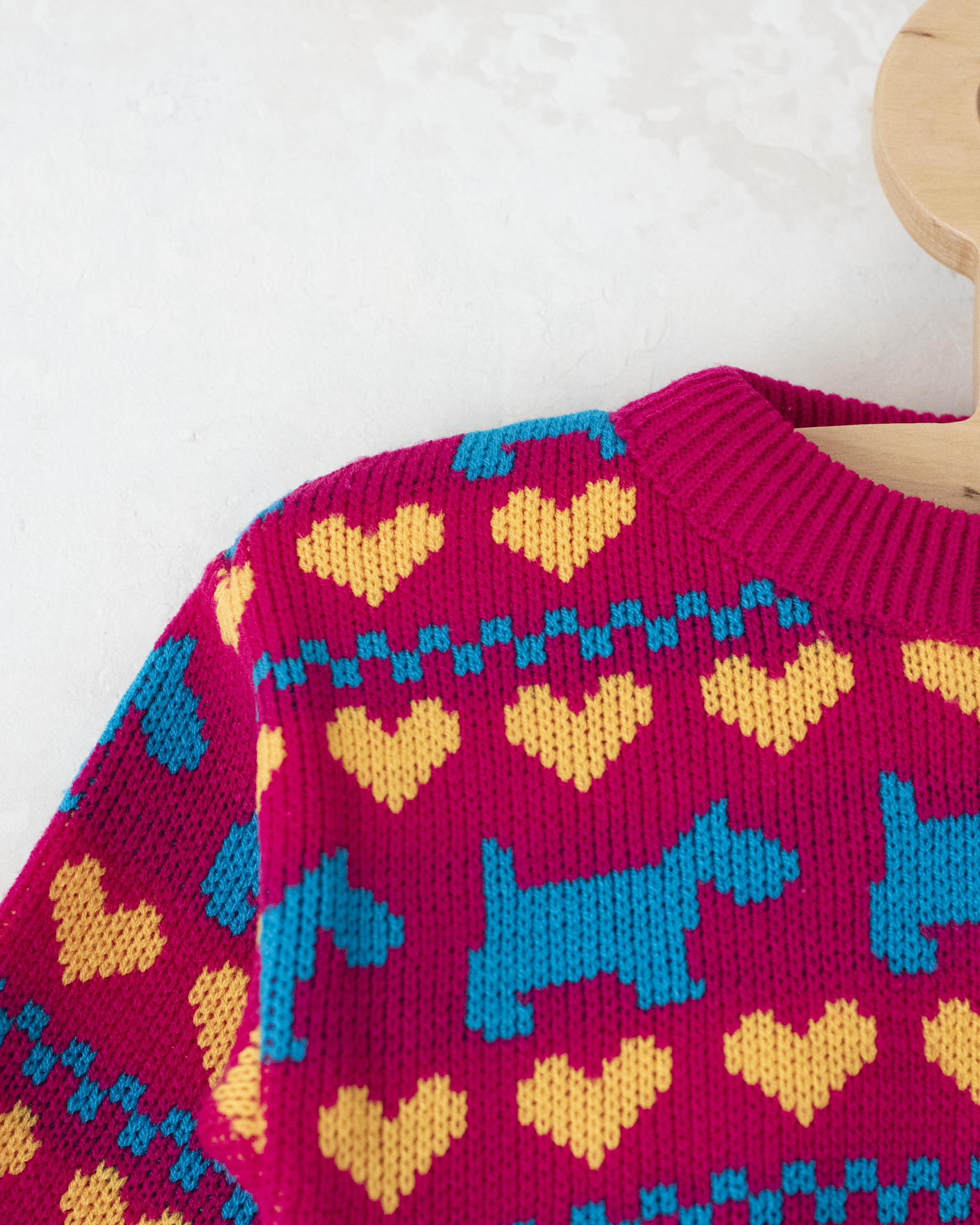 סריג ורוד עם שנאוצרים ולבבות | 12-18 חודשים