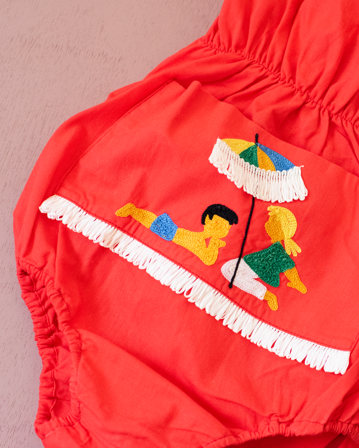 Red romper with collar and embroidery for children under a parasol | Deadstock from the 50s | 9-12 months