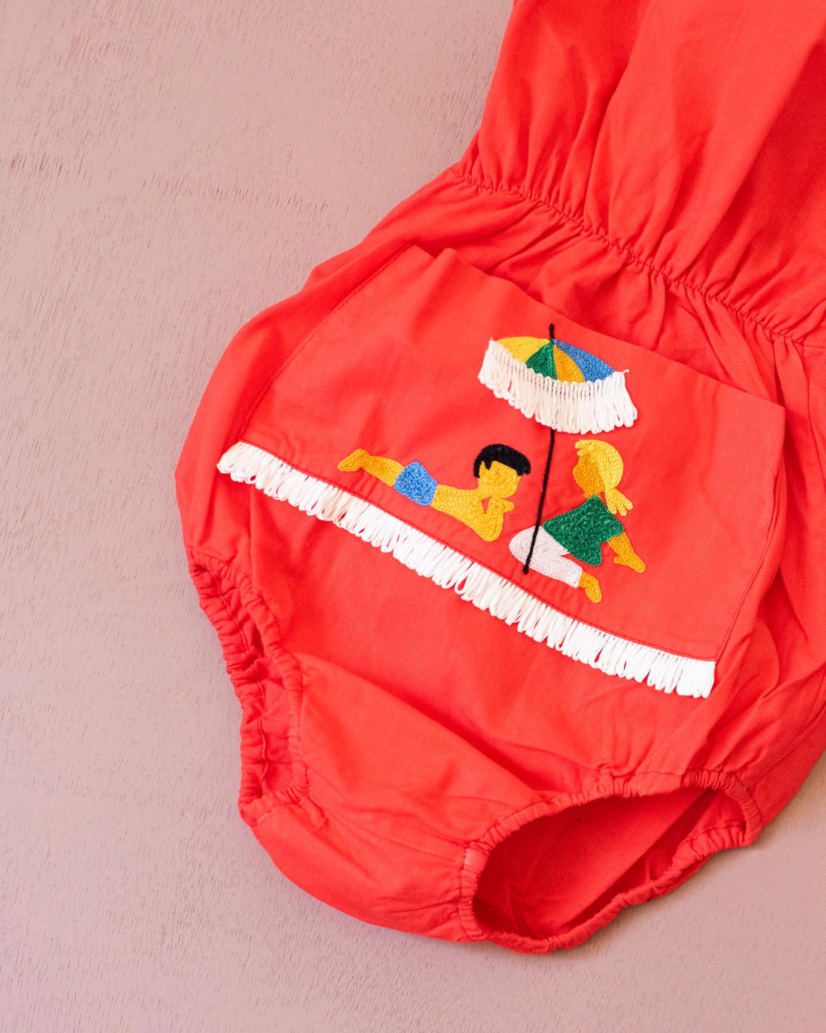 Red romper with collar and embroidery for children under a parasol | Deadstock from the 50s | 9-12 months