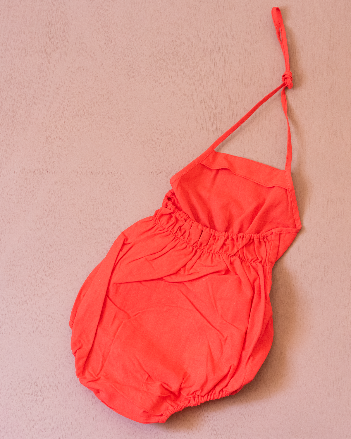 Red romper with collar and embroidery for children under a parasol | Deadstock from the 50s | 9-12 months