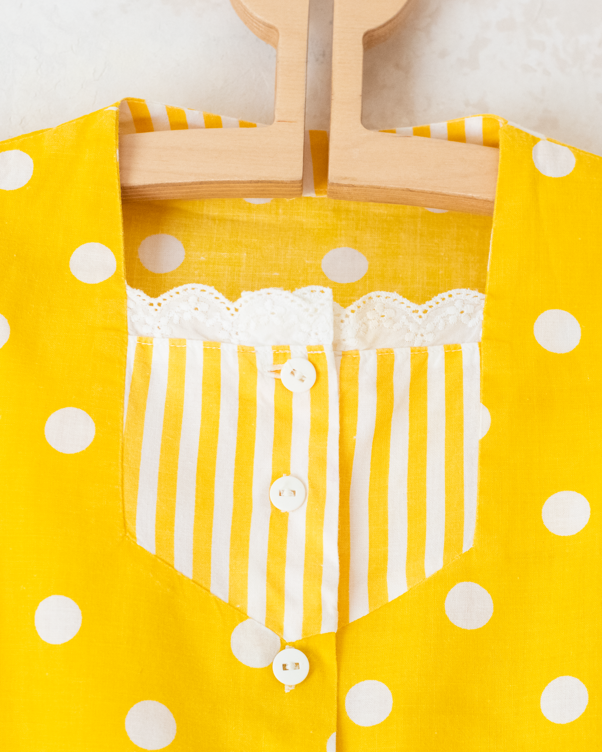 חולצת בטן צהובה עם פסים ונקודות | 10-11 שנים