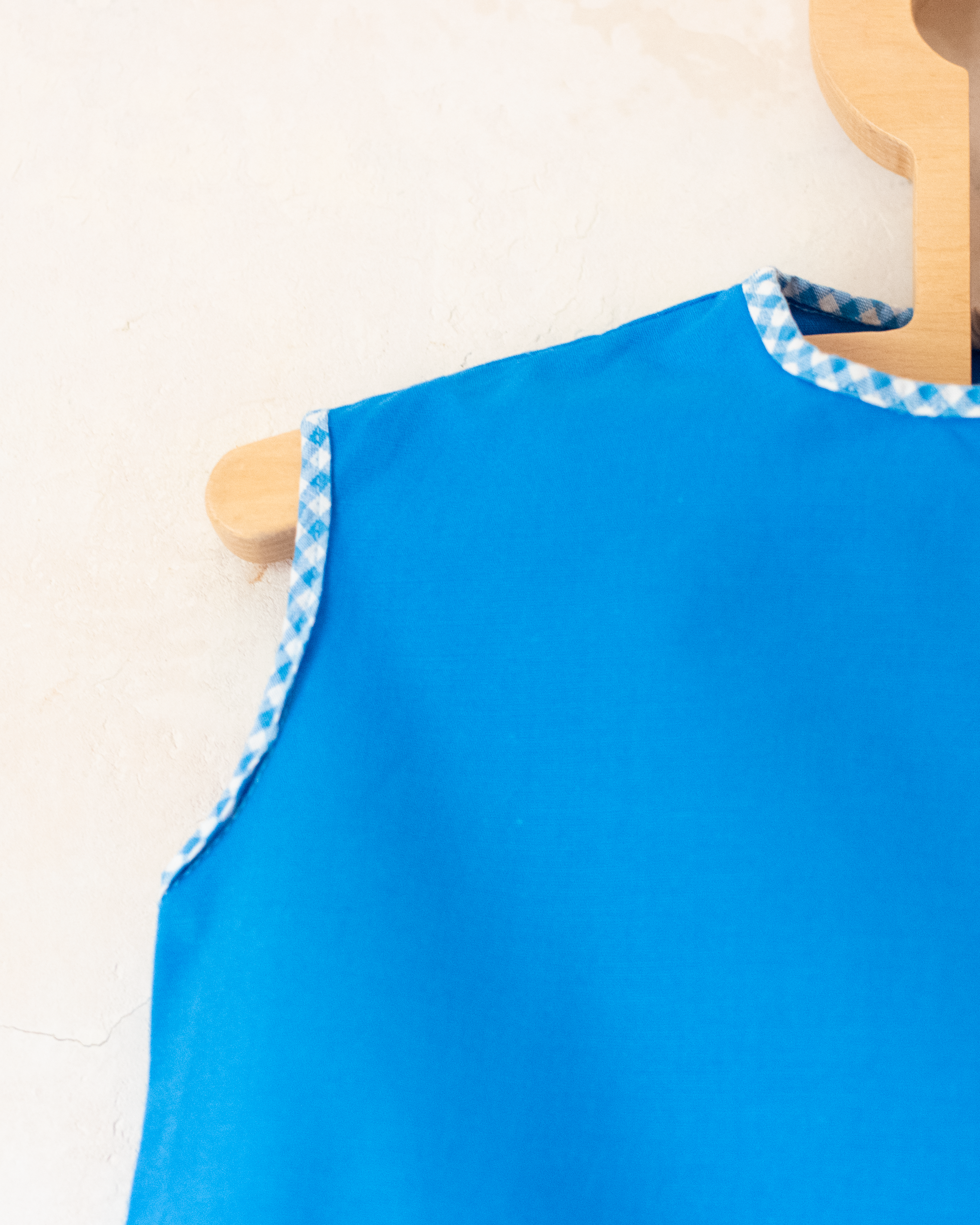 Blue tank top from the sixties with an embroidered rooster | 12-18 months