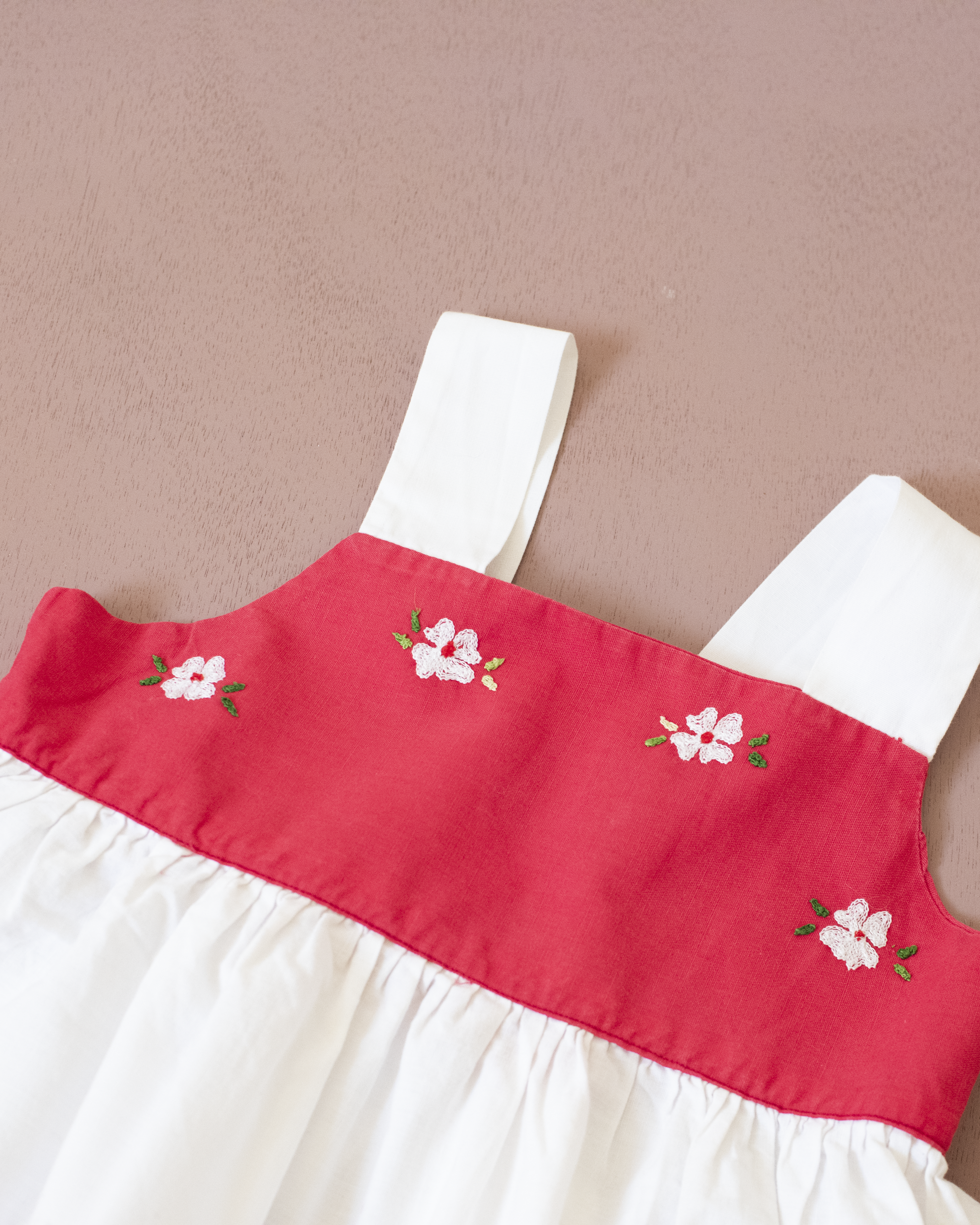 טוניקה ורודה ולבנה עם פרחים רקומים | 2-3 שנים