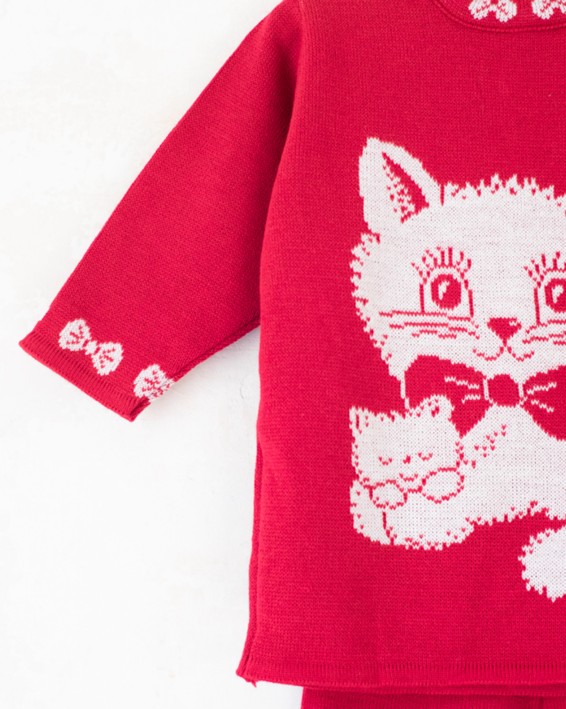 סט אדום סרוג עם חתולים ופפיונים | דד סטוק ספרדי | 18-24 חודשים