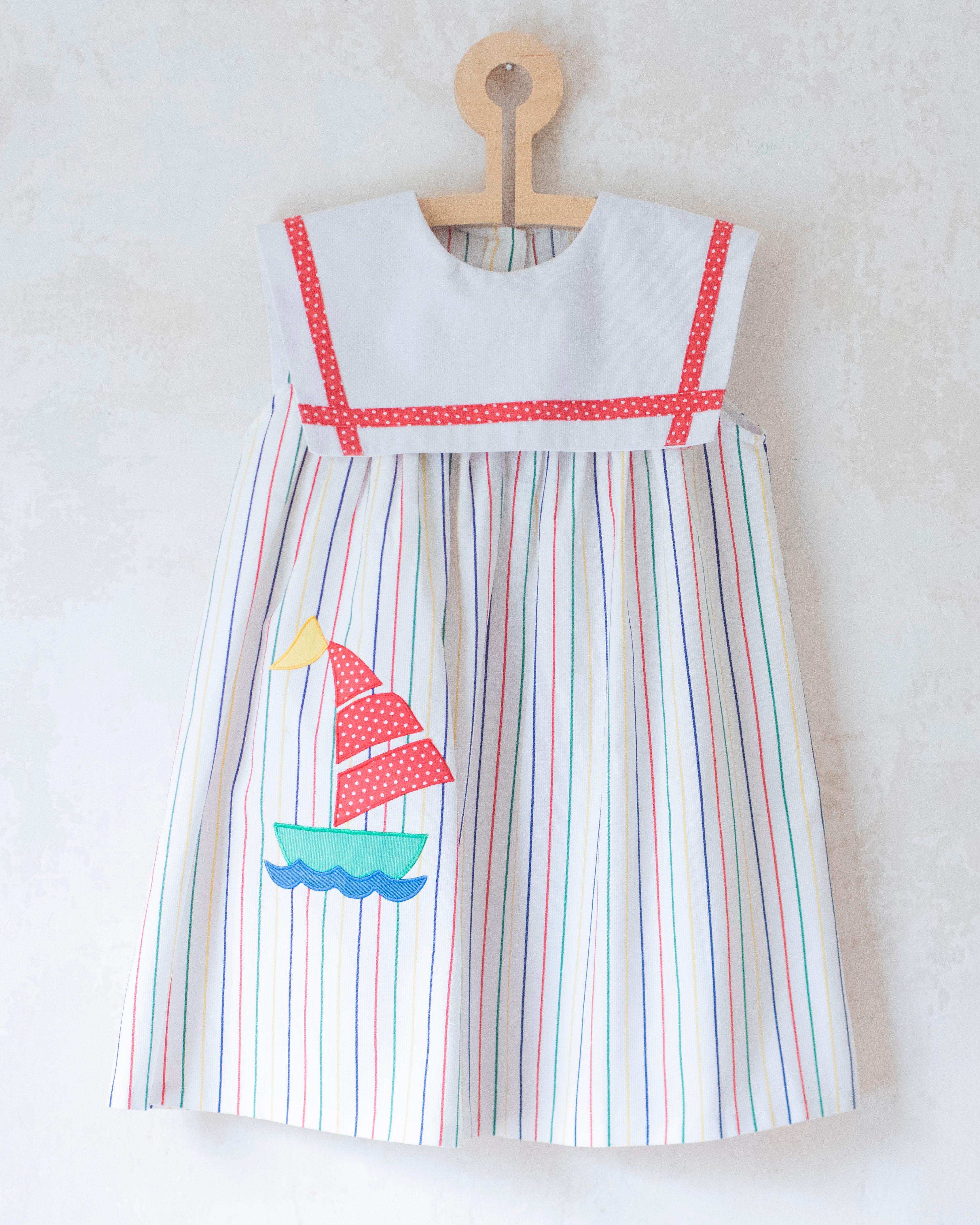 שמלת פסים צבעוניים וסירת מפרש | 5-6 שנים