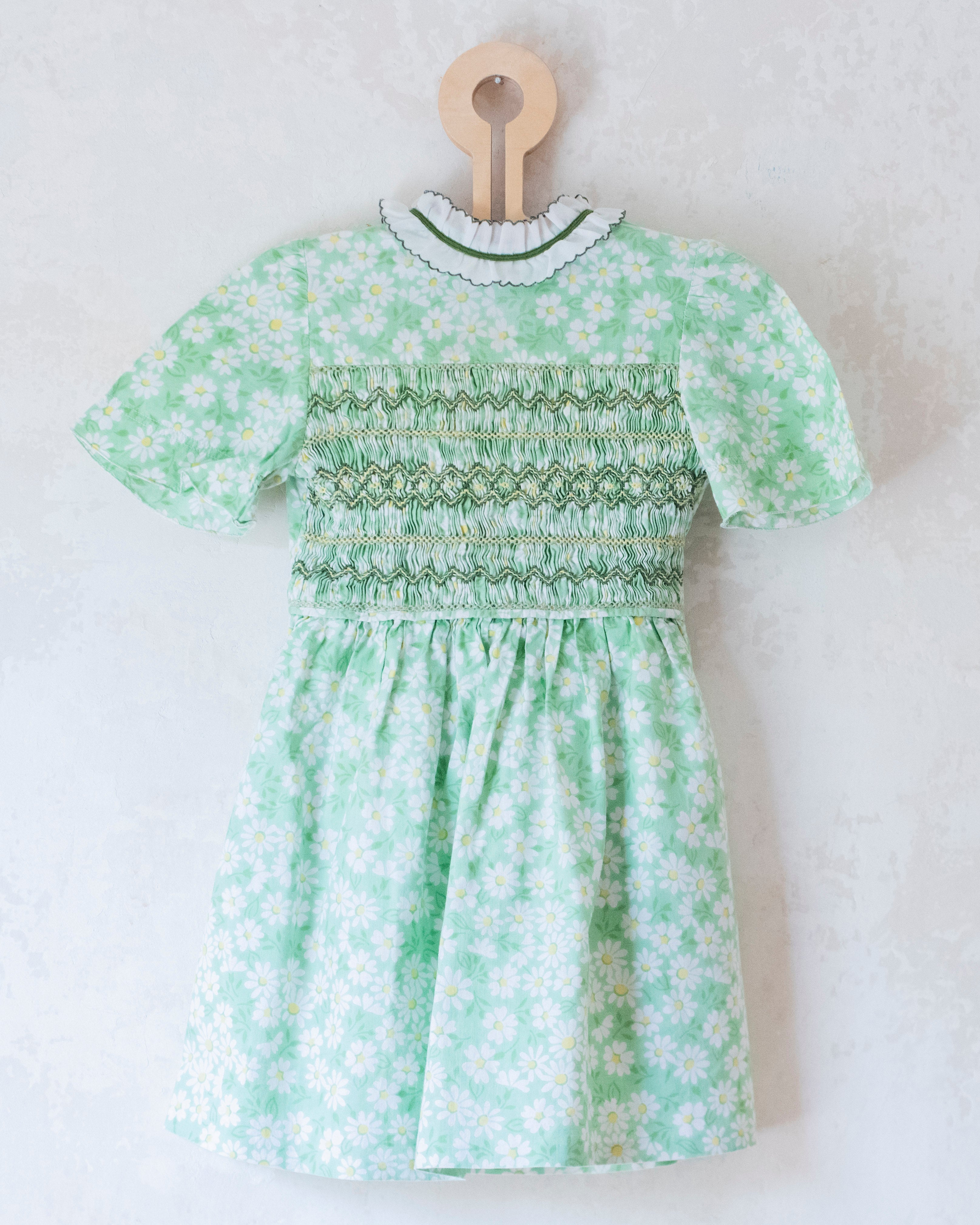 שמלה ירוקה עם חרציות ורקמה | 3-4 שנים
