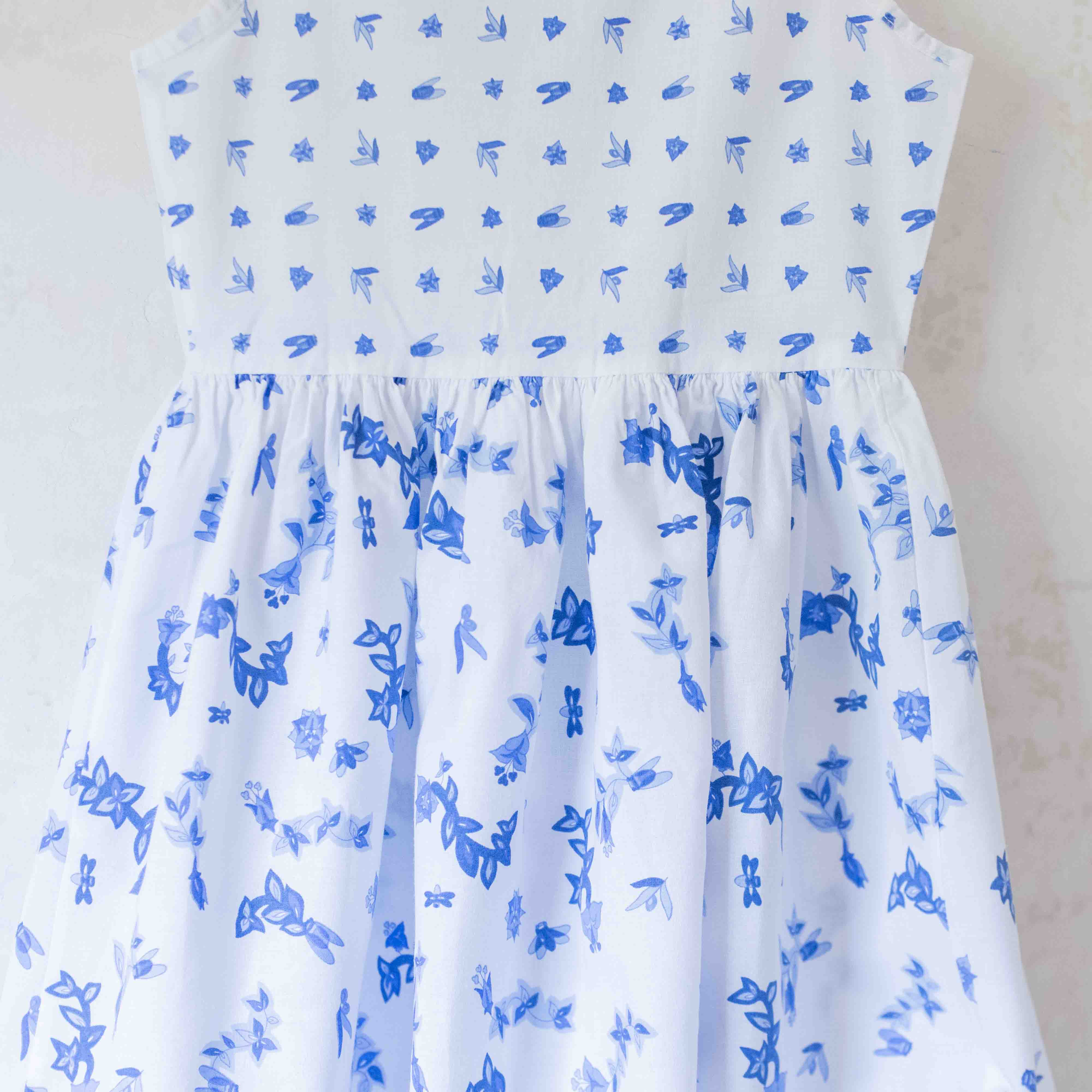 שמלה לבנה עם פרחים כחולים | 4-5 שנים