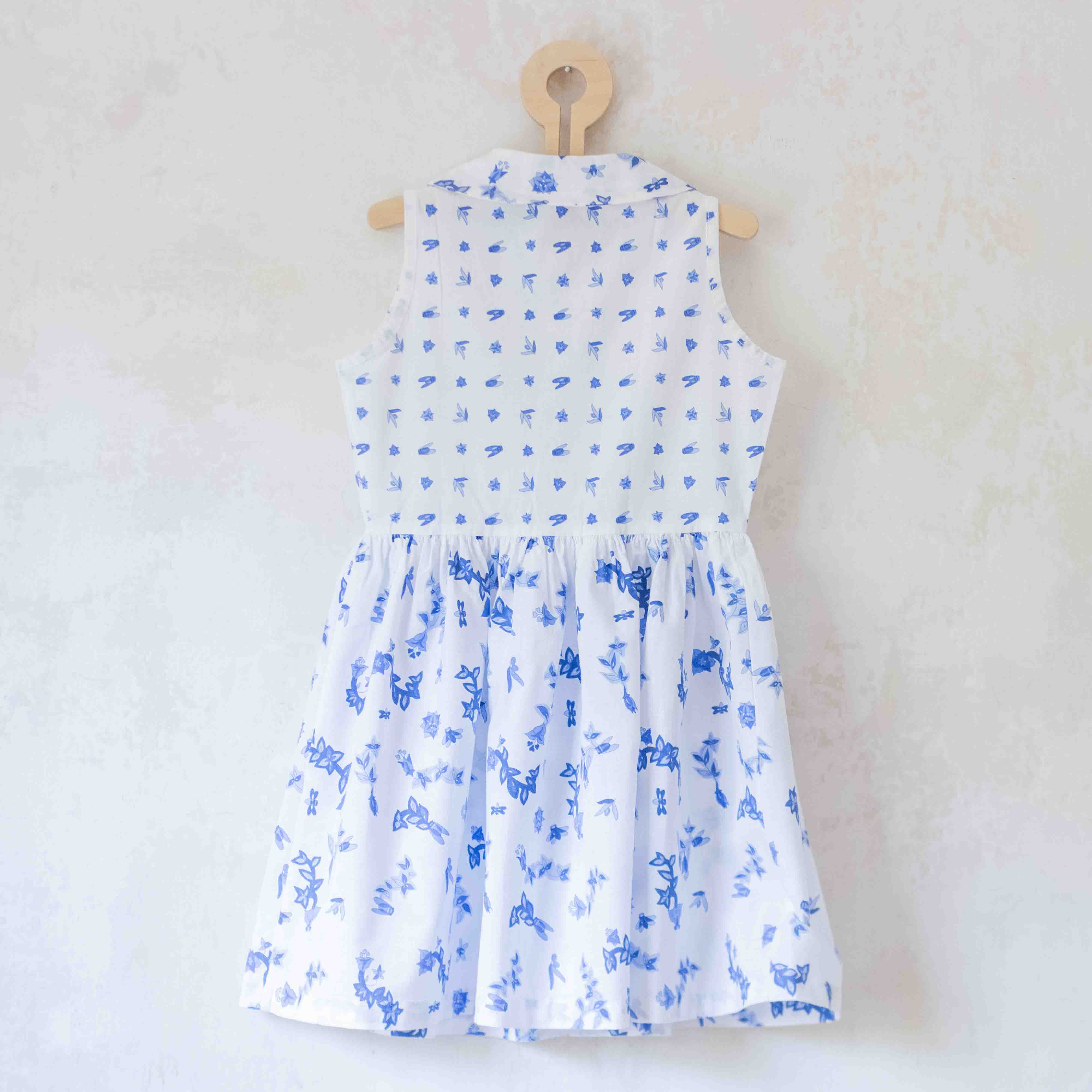 שמלה לבנה עם פרחים כחולים | 4-5 שנים