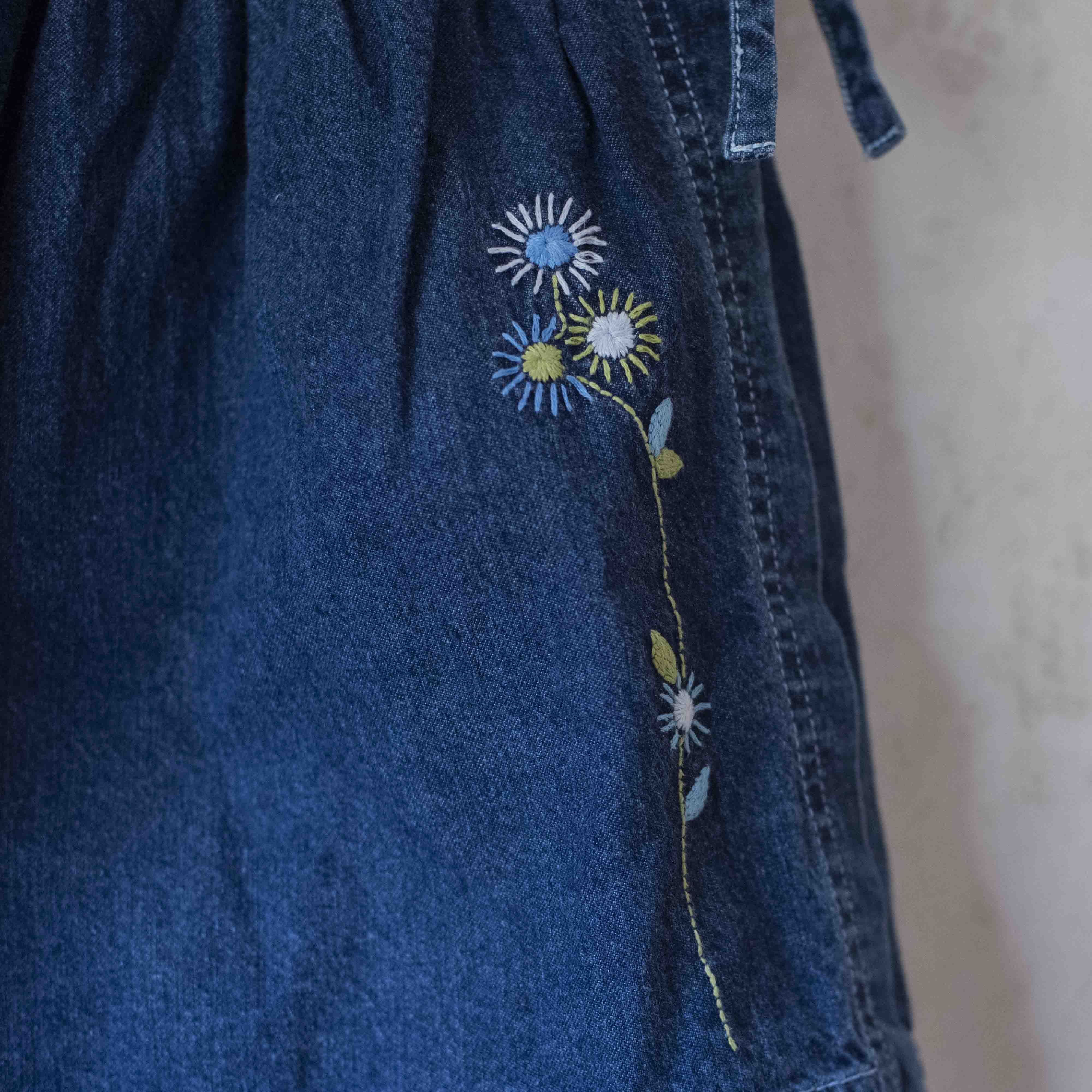 שמלת מעטפת ג׳ינס עם פרחים רקומים | 18-24 חודשים