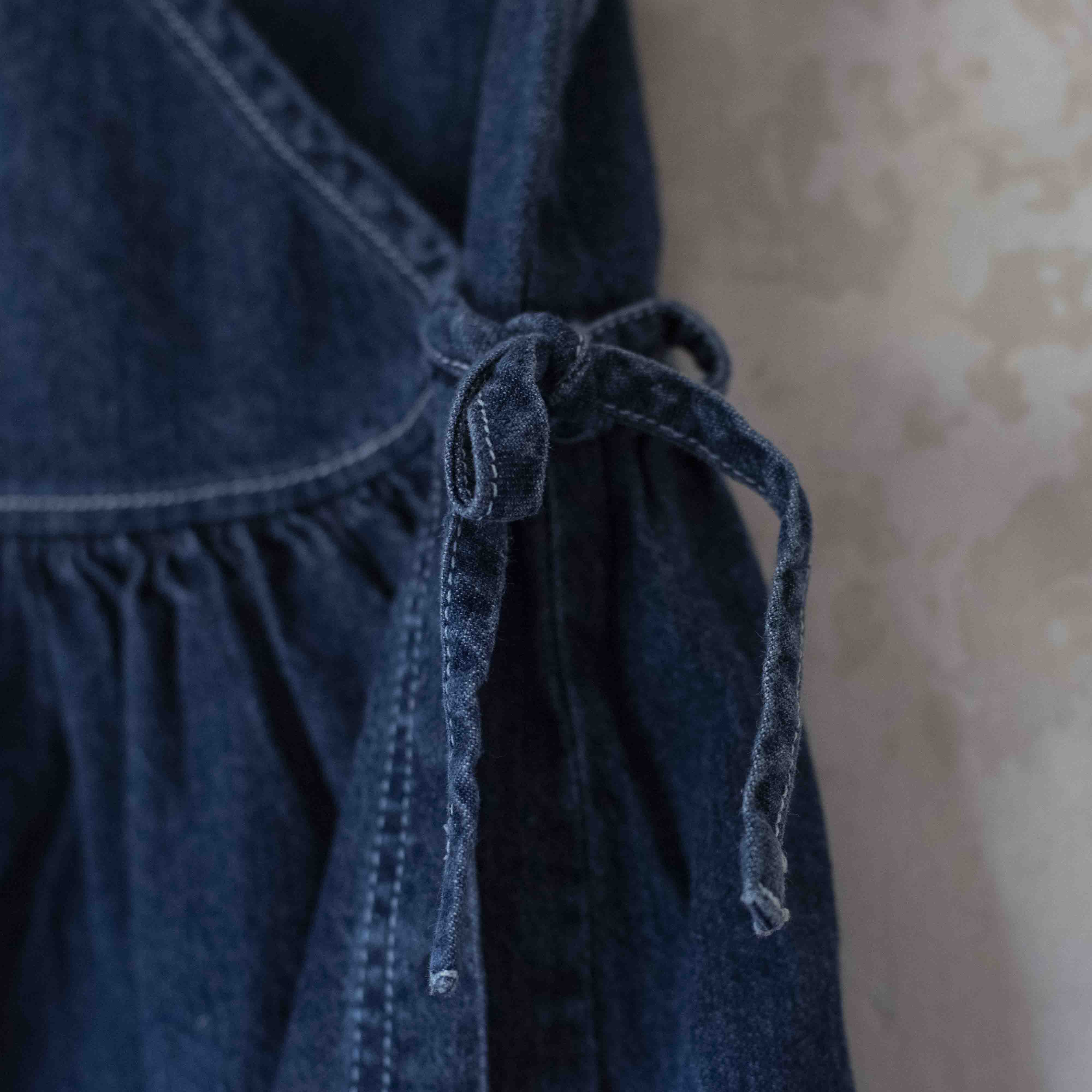 שמלת מעטפת ג׳ינס עם פרחים רקומים | 18-24 חודשים