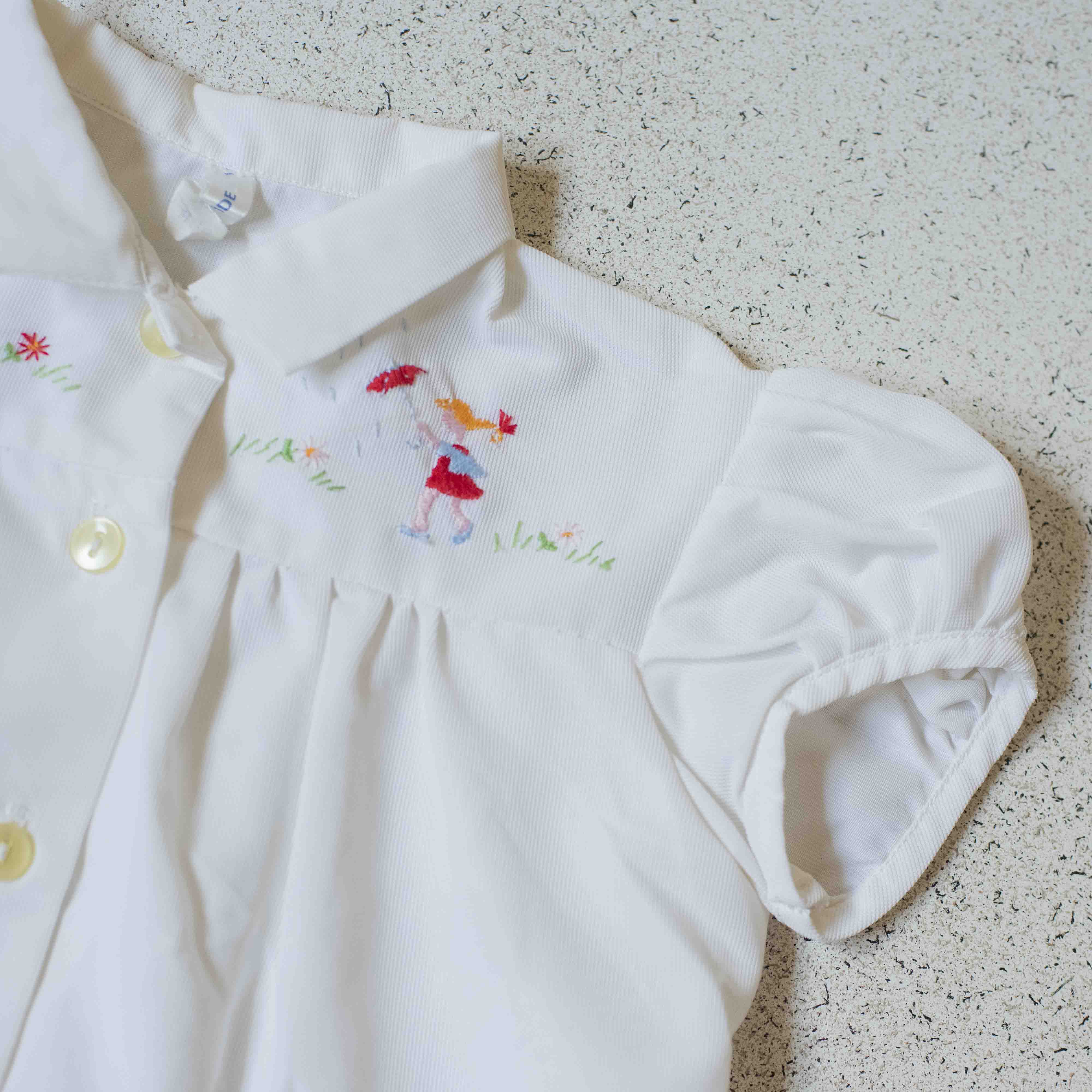 חולצת ניילון לבנה עם ילדה מטיילת עם מטריה | 18-24 חודשים