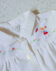 חולצת ניילון לבנה עם ילדה מטיילת עם מטריה | 18-24 חודשים