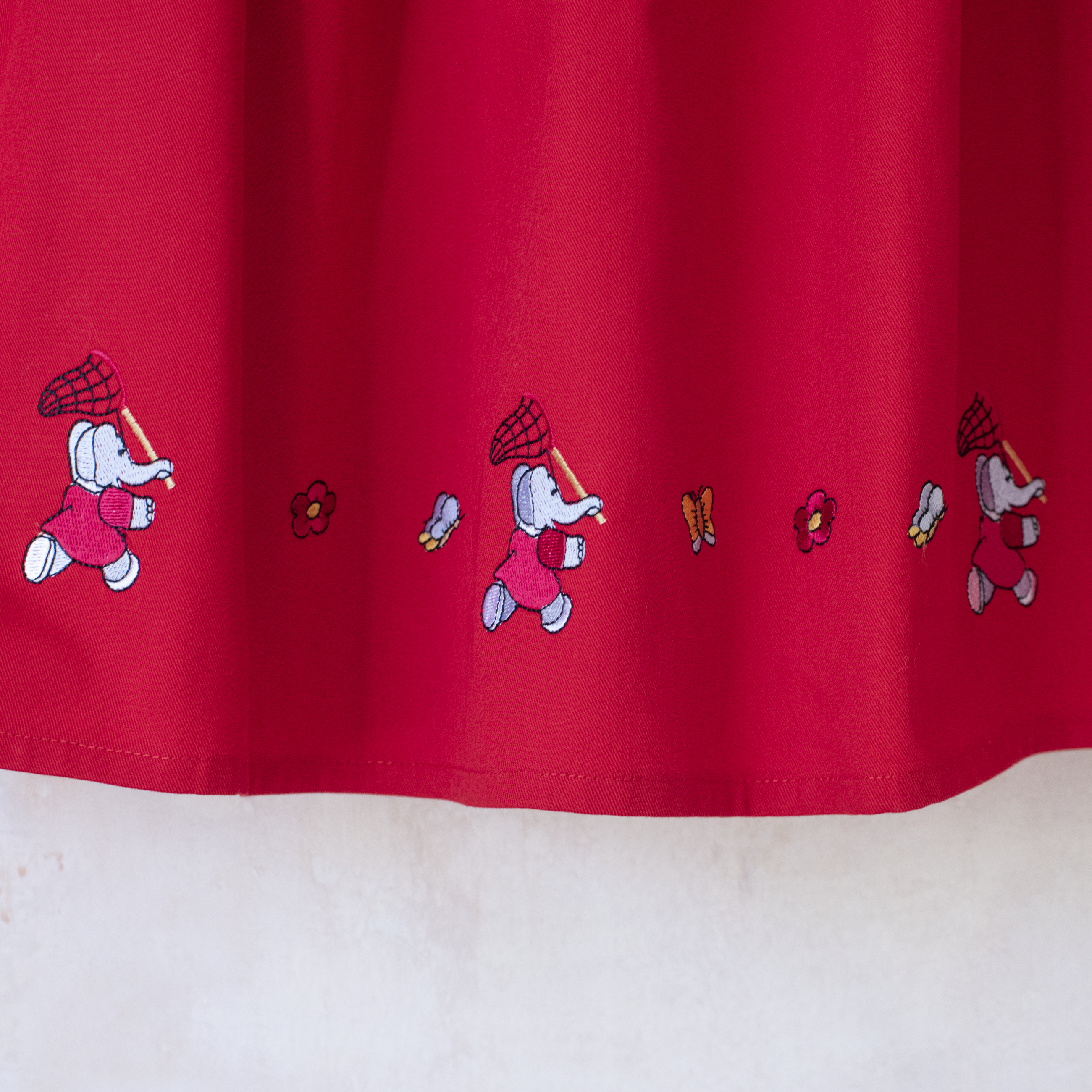 שמלה אדומה עם רקמות של המלך בבר ופרפרים | 6-7 שנים