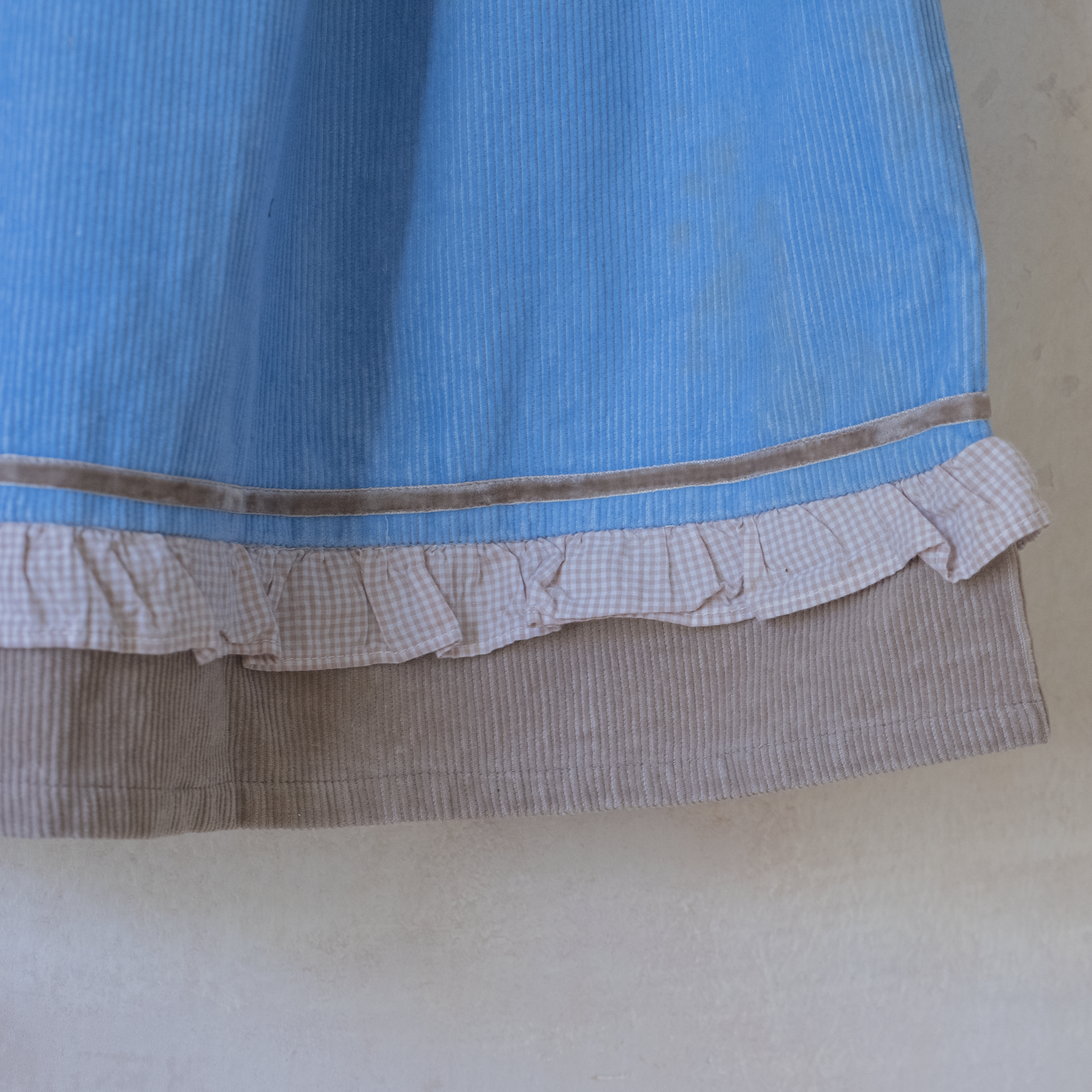 שמלת קורדרוי בצבע תכלת עם רקמה של בבר | 6-7 שנים