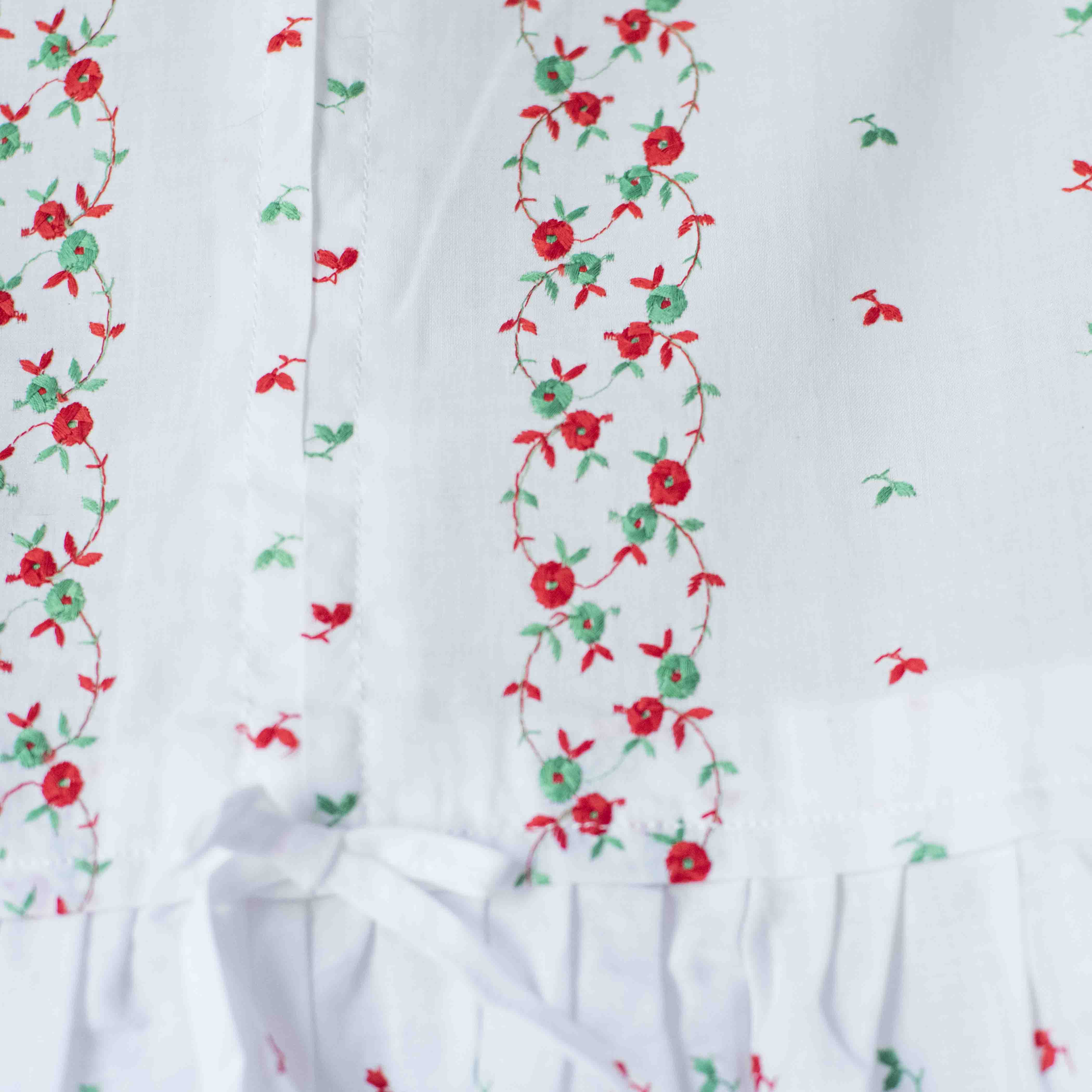 שמלה לבנה מושלמת עם רקמות בירוק ואדום | 18-24 חודשים