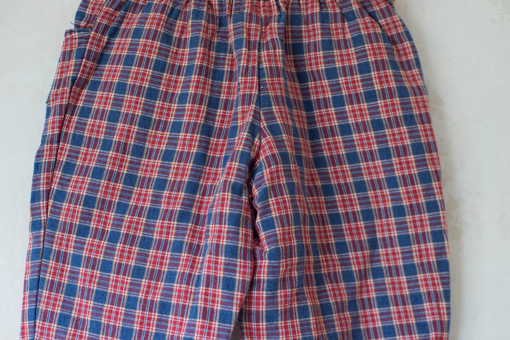 מכנסים משובצים באדום - oda-paam.com