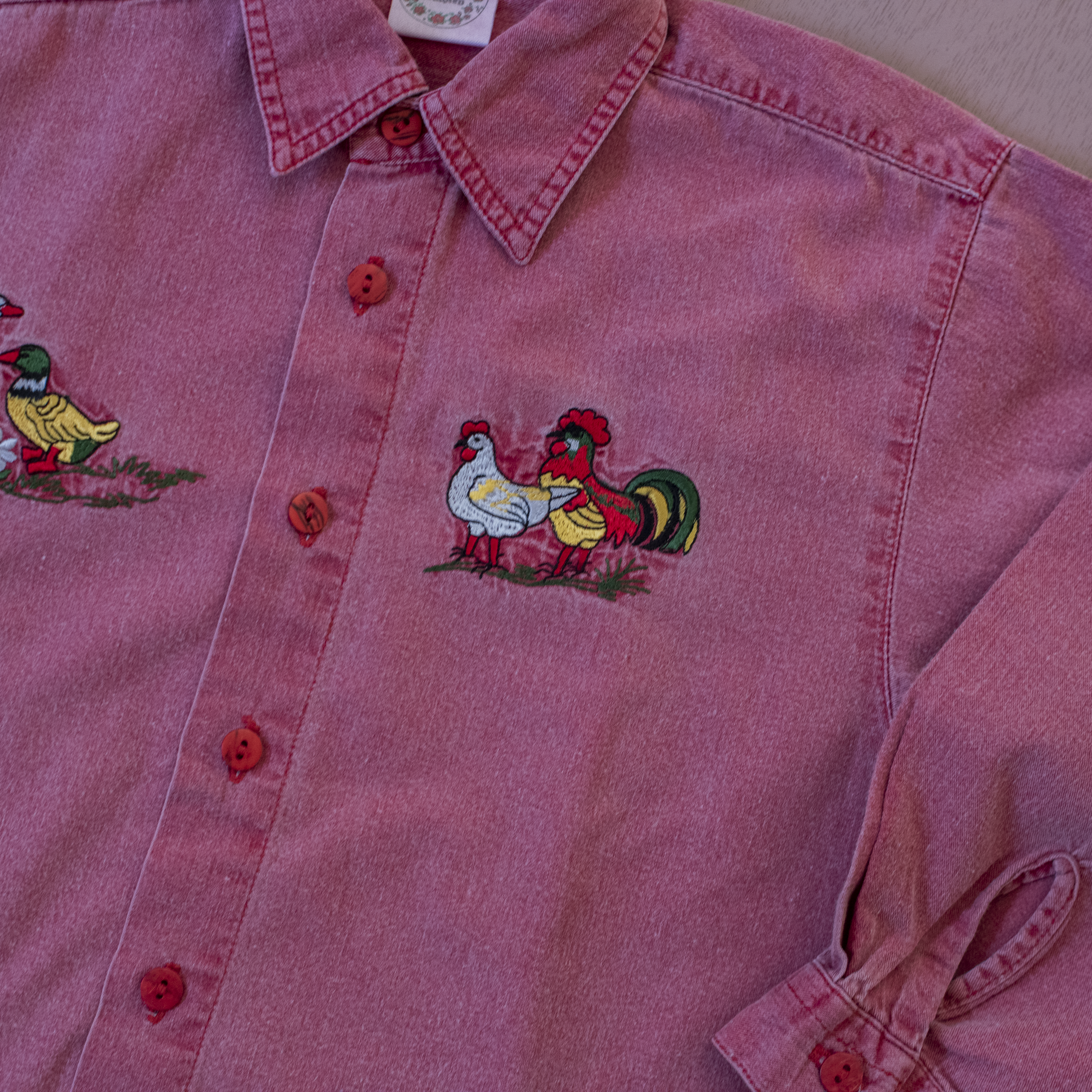 חולצה אדומה עם תרנגולות ואווזים | 6-7 שנים