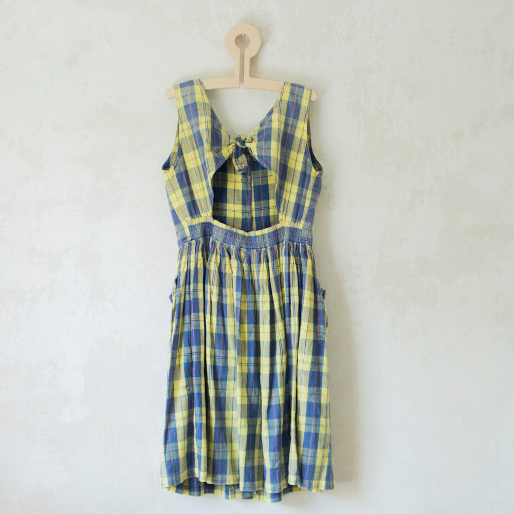 שמלת משבצות עם פתח בגב - oda-paam.com