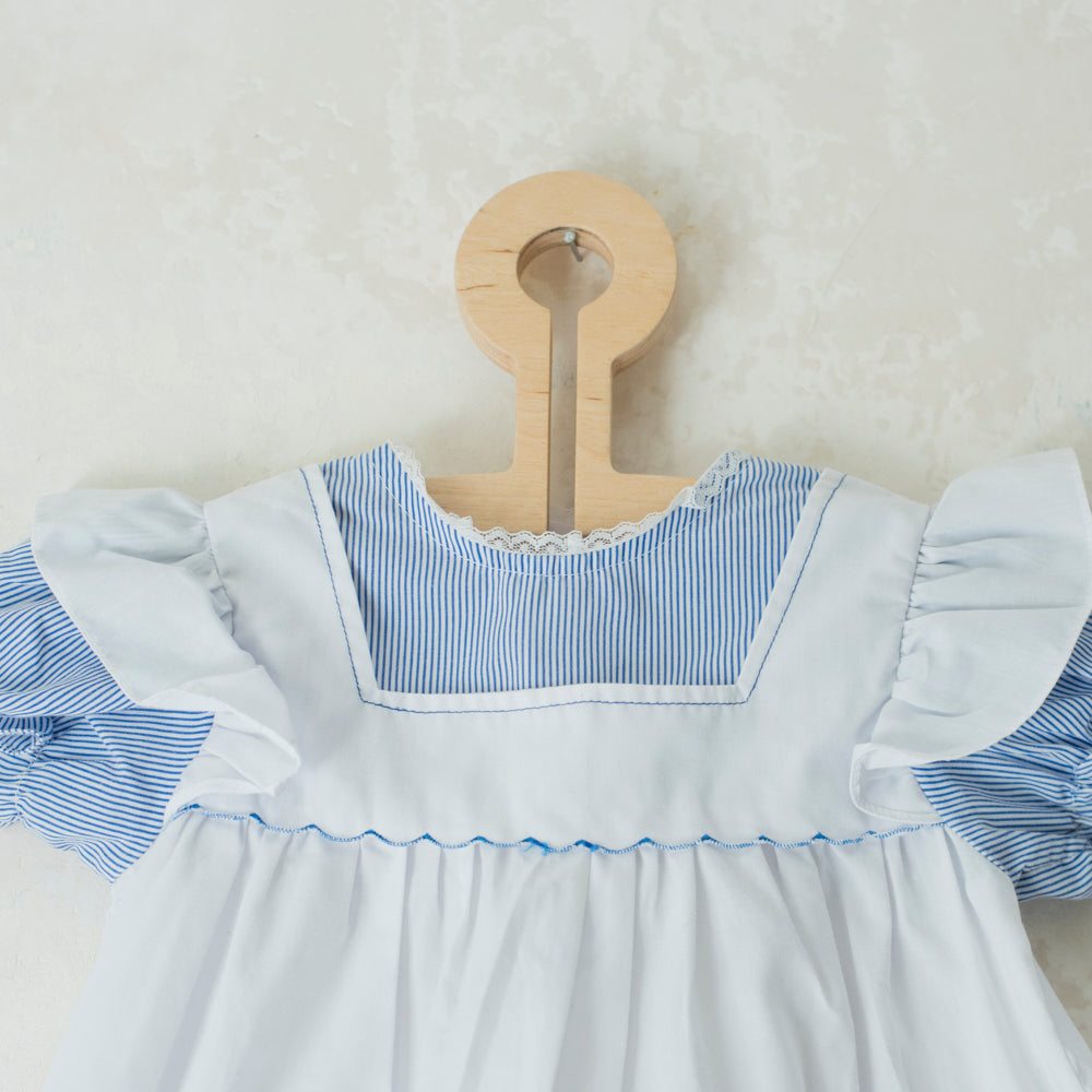 שמלה בכחול ולבן עם רקמת אפרוחים ושמשייה - oda-paam.com