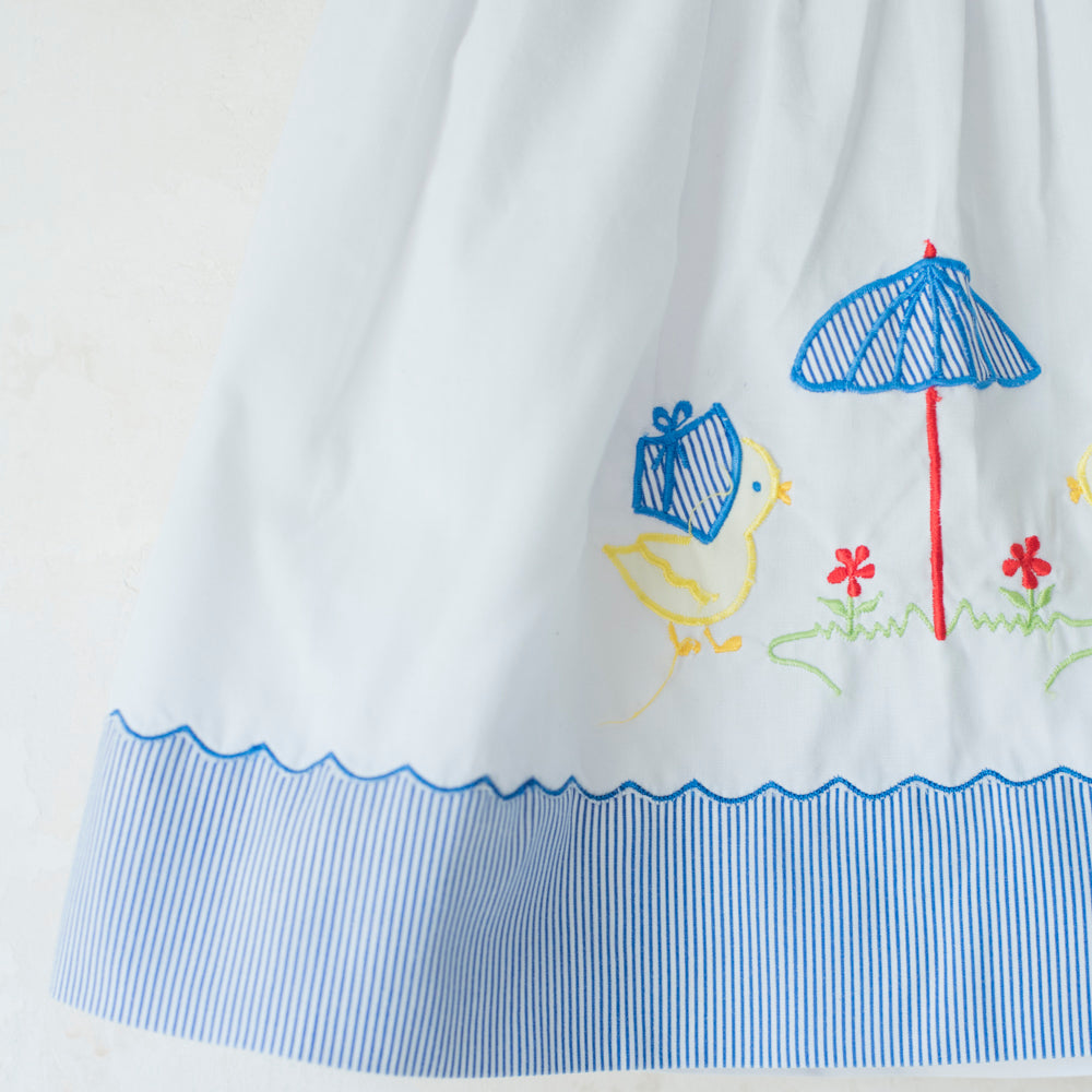 שמלה בכחול ולבן עם רקמת אפרוחים ושמשייה - oda-paam.com