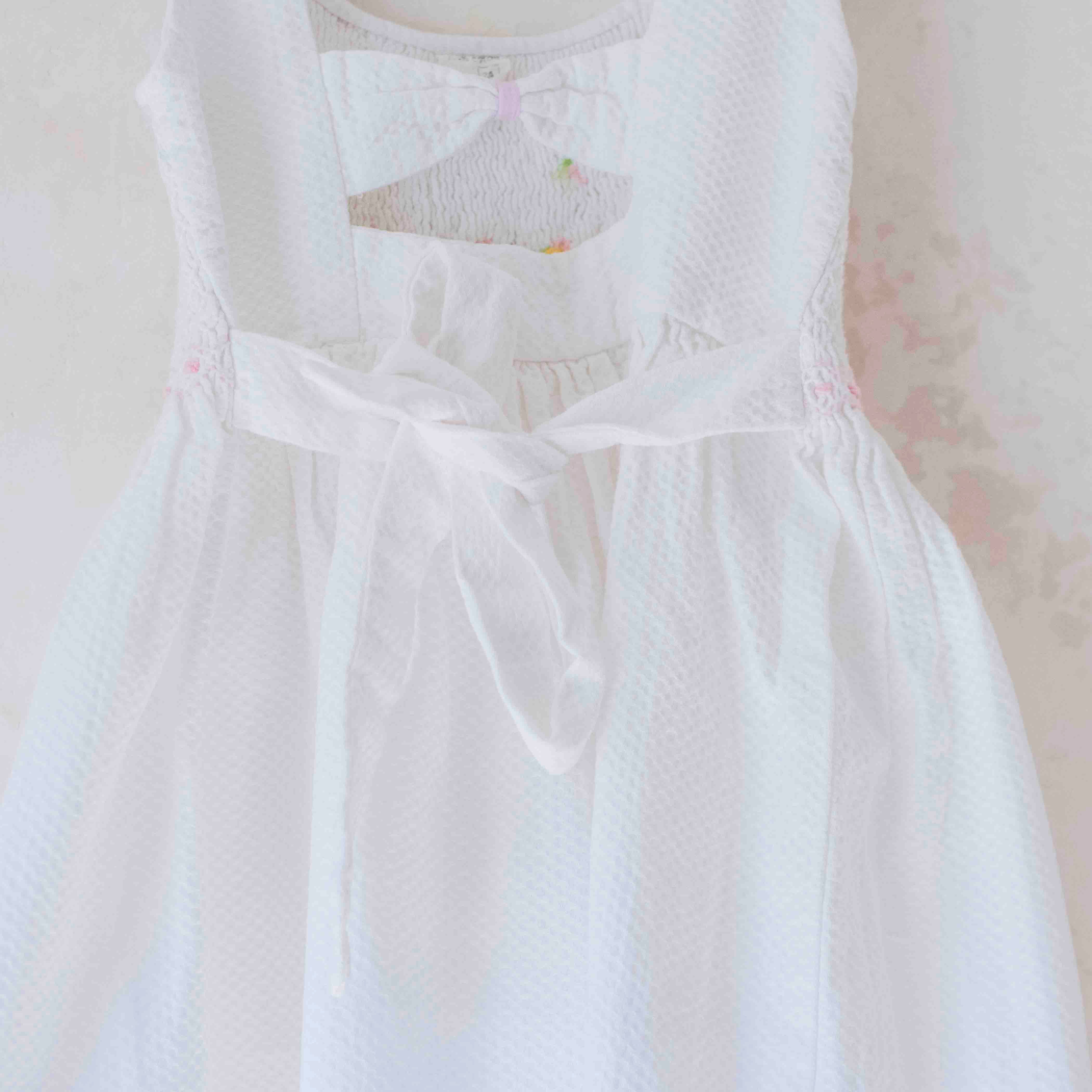 שמלה לבנה עם פרחים רקומים ואיקס בגב | 2-3 שנים
