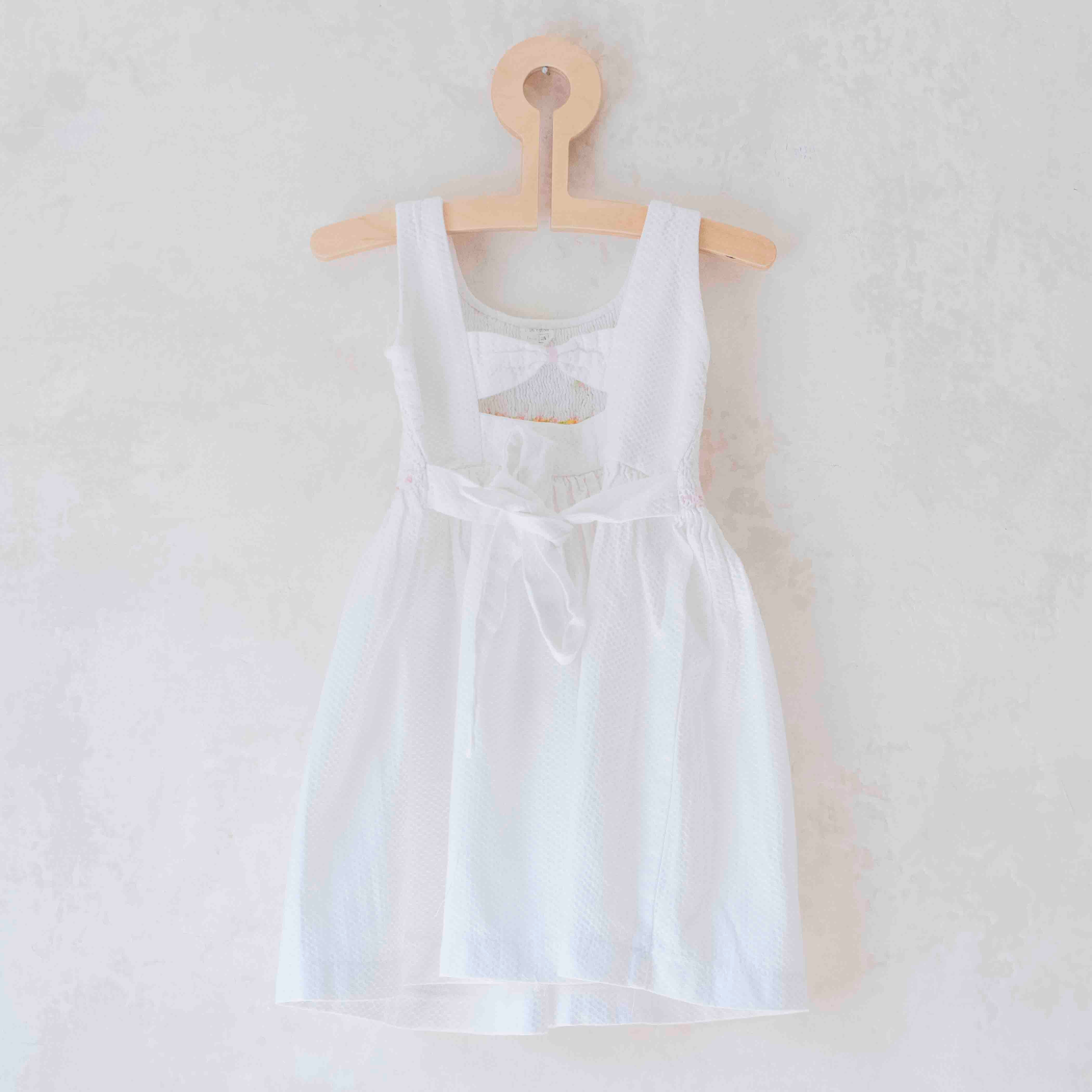 שמלה לבנה עם פרחים רקומים ואיקס בגב | 2-3 שנים