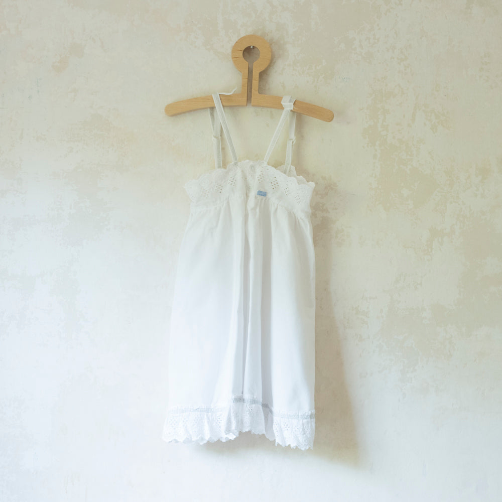 שמלה לבנה עם פסי תחרה - oda-paam.com