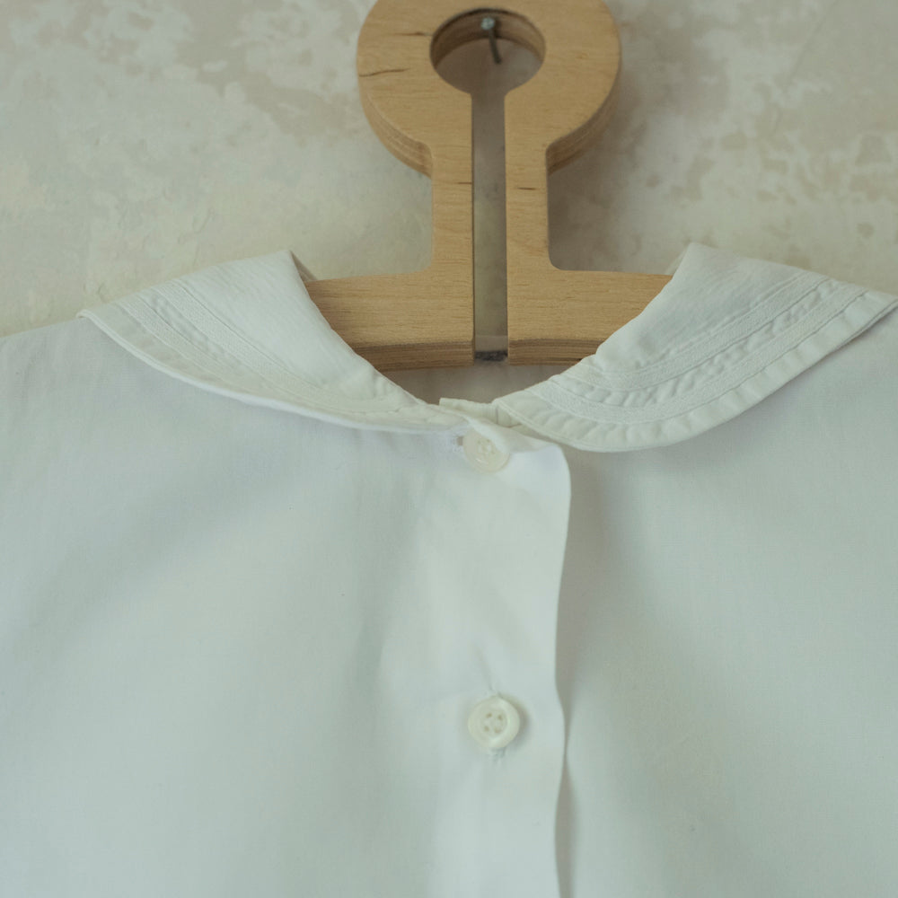 חולצה קצרה לבנה עם צווארון מרובע - oda-paam.com