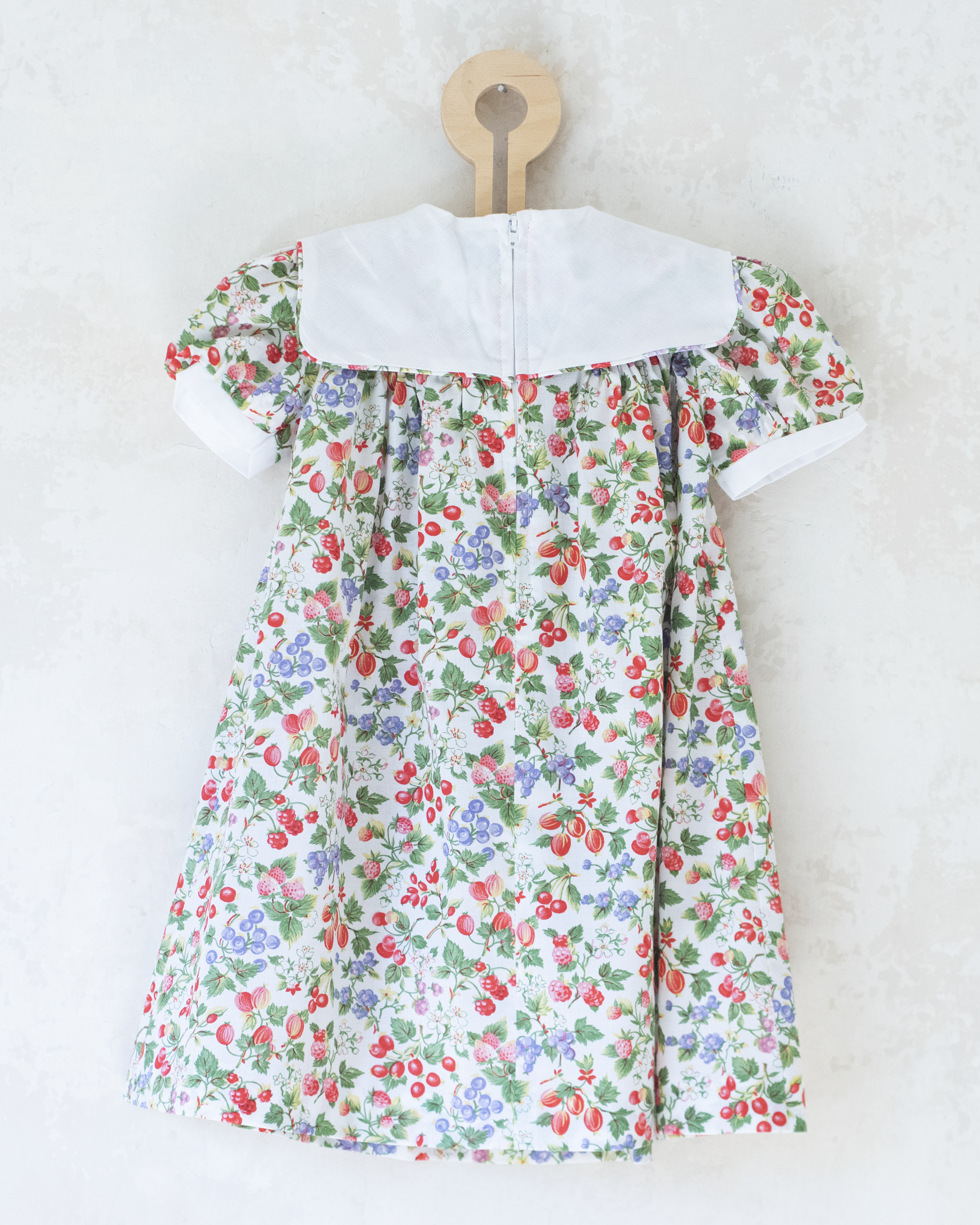 שמלה לבנה עם פרחים ופירות יער | 2-3 שנים