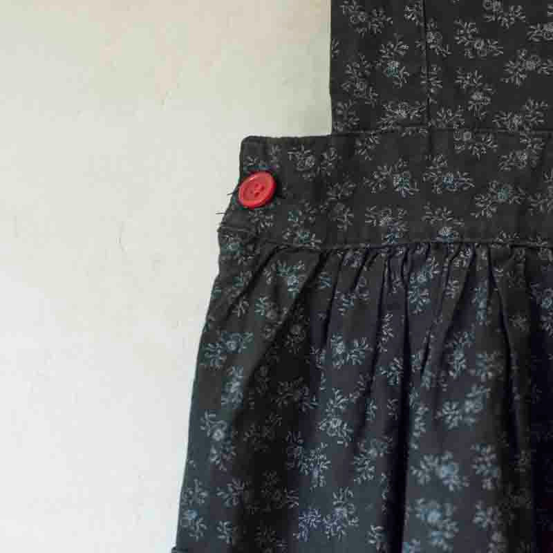 שמלה שחורה עם פרחים - oda-paam.com