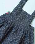 שמלה שחורה עם פרחים - oda-paam.com